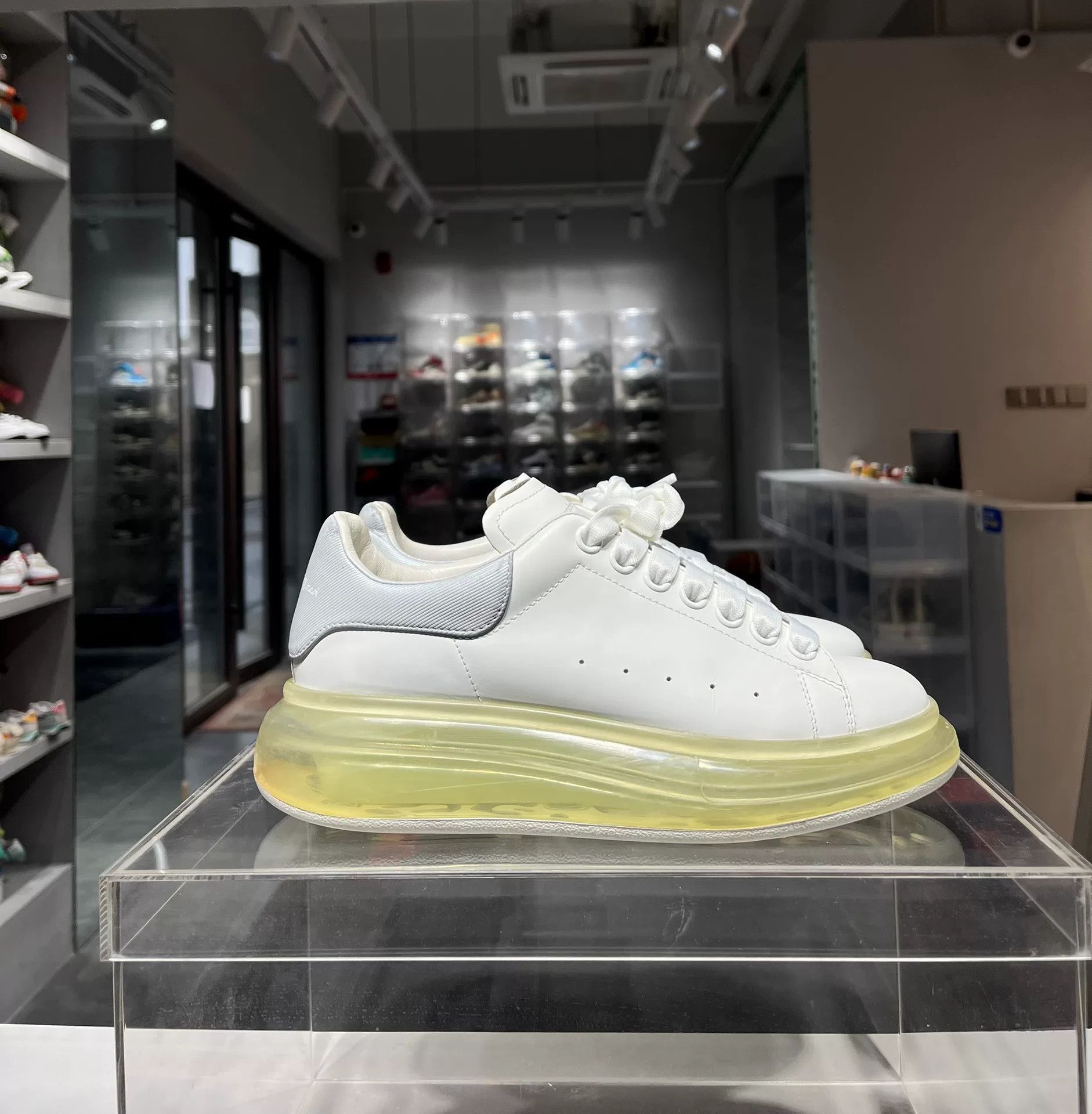 Alexander McQueen Alexander McQueen White Lowtop Sneakers 38 Women Size US 7.5 / IT 37.5 - 3 Thumbnail