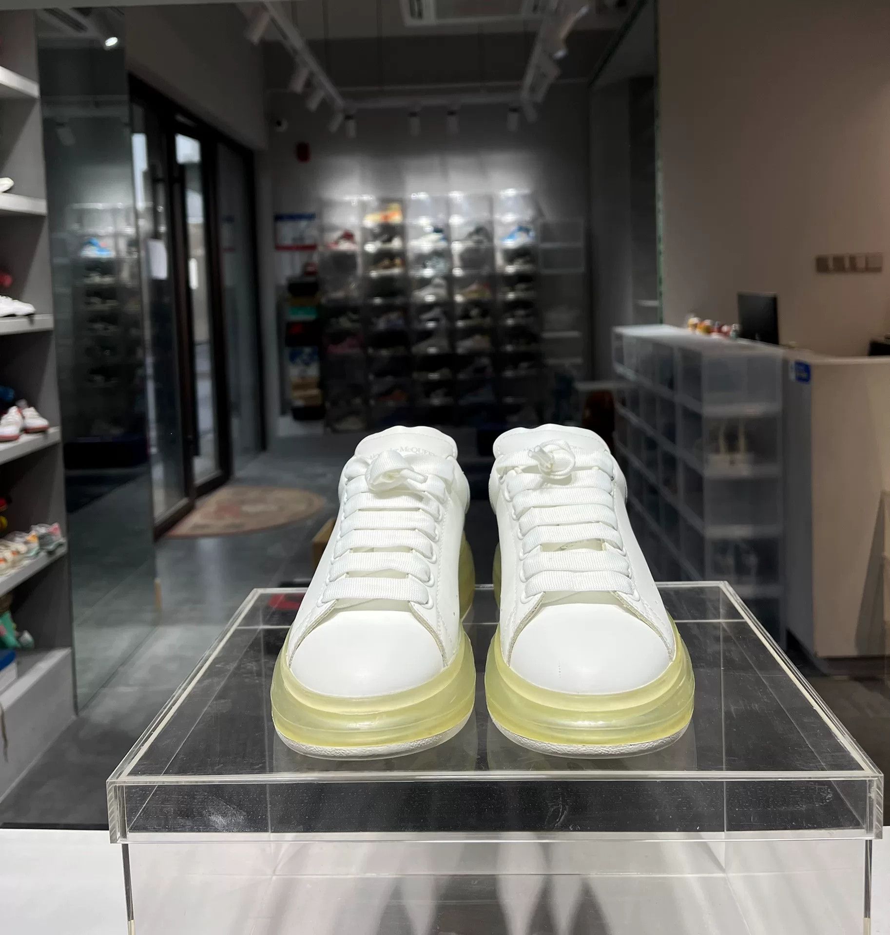 Alexander McQueen Alexander McQueen White Lowtop Sneakers 38 Women Size US 7.5 / IT 37.5 - 2 Thumbnail