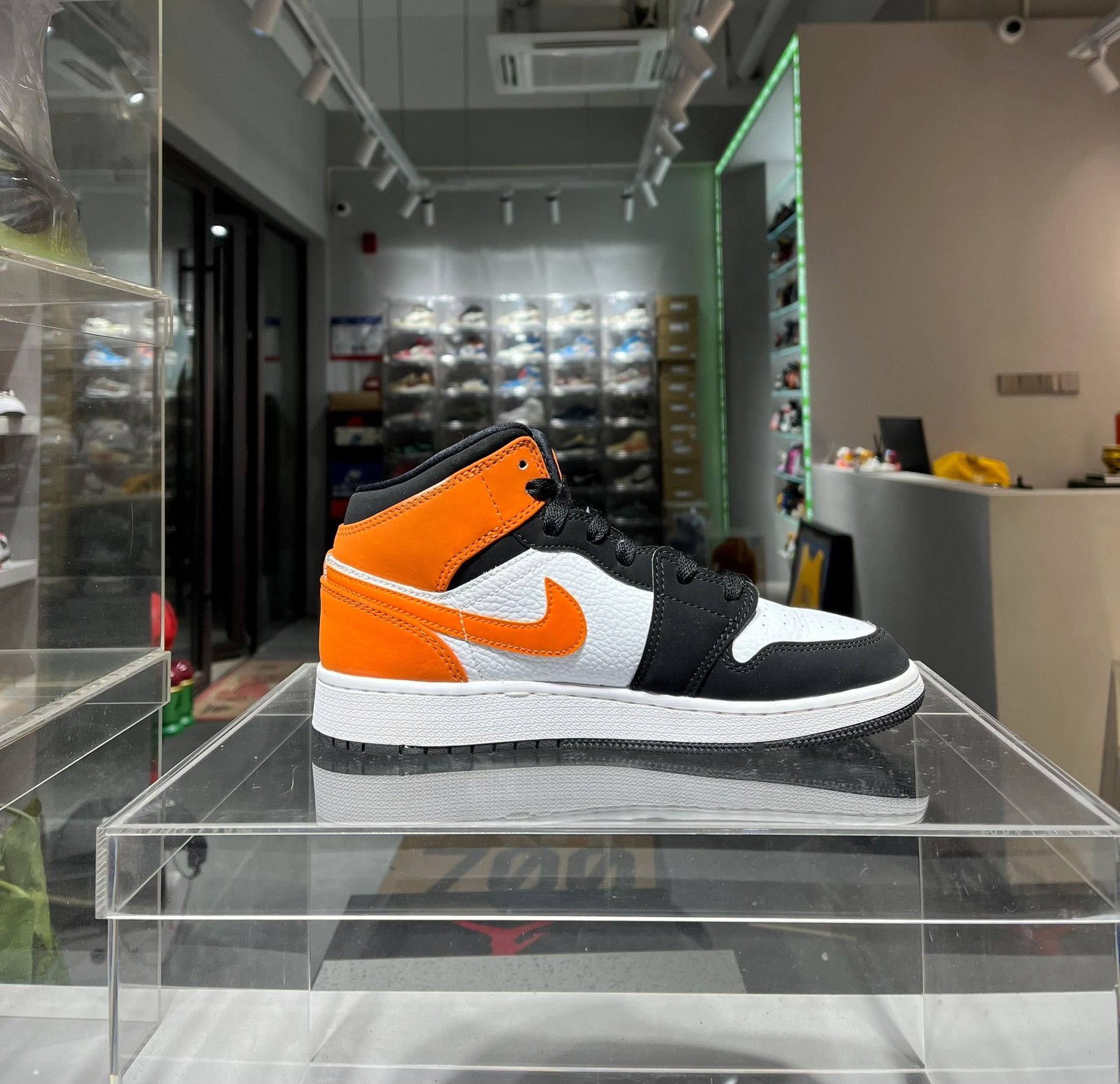 Nike Nike Orange Lowtop Sneakers 37 Men Size US 5 / EU 37 - 6 Thumbnail