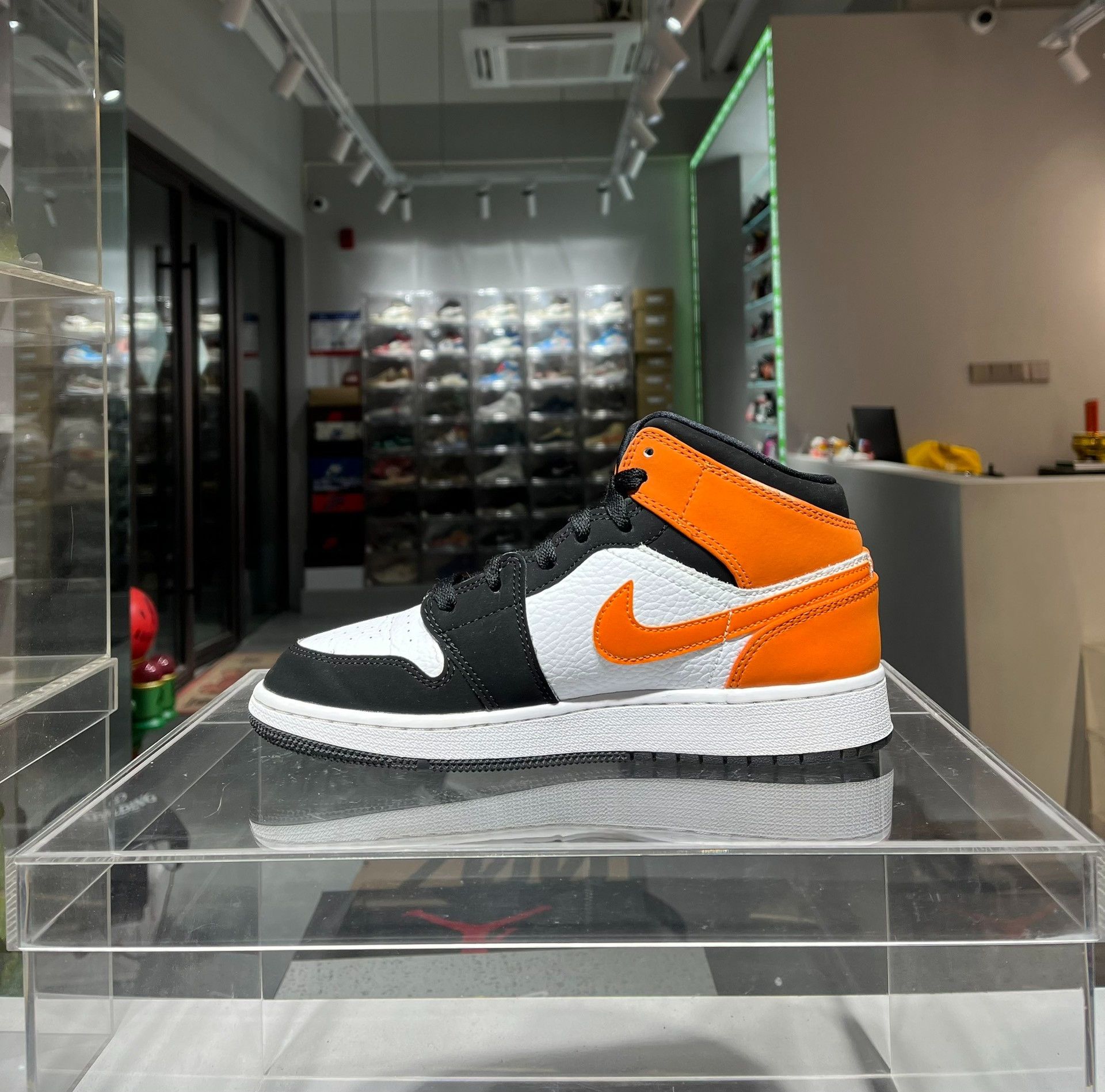 Nike Nike Orange Lowtop Sneakers 37 Men Size US 5 / EU 37 - 5 Thumbnail