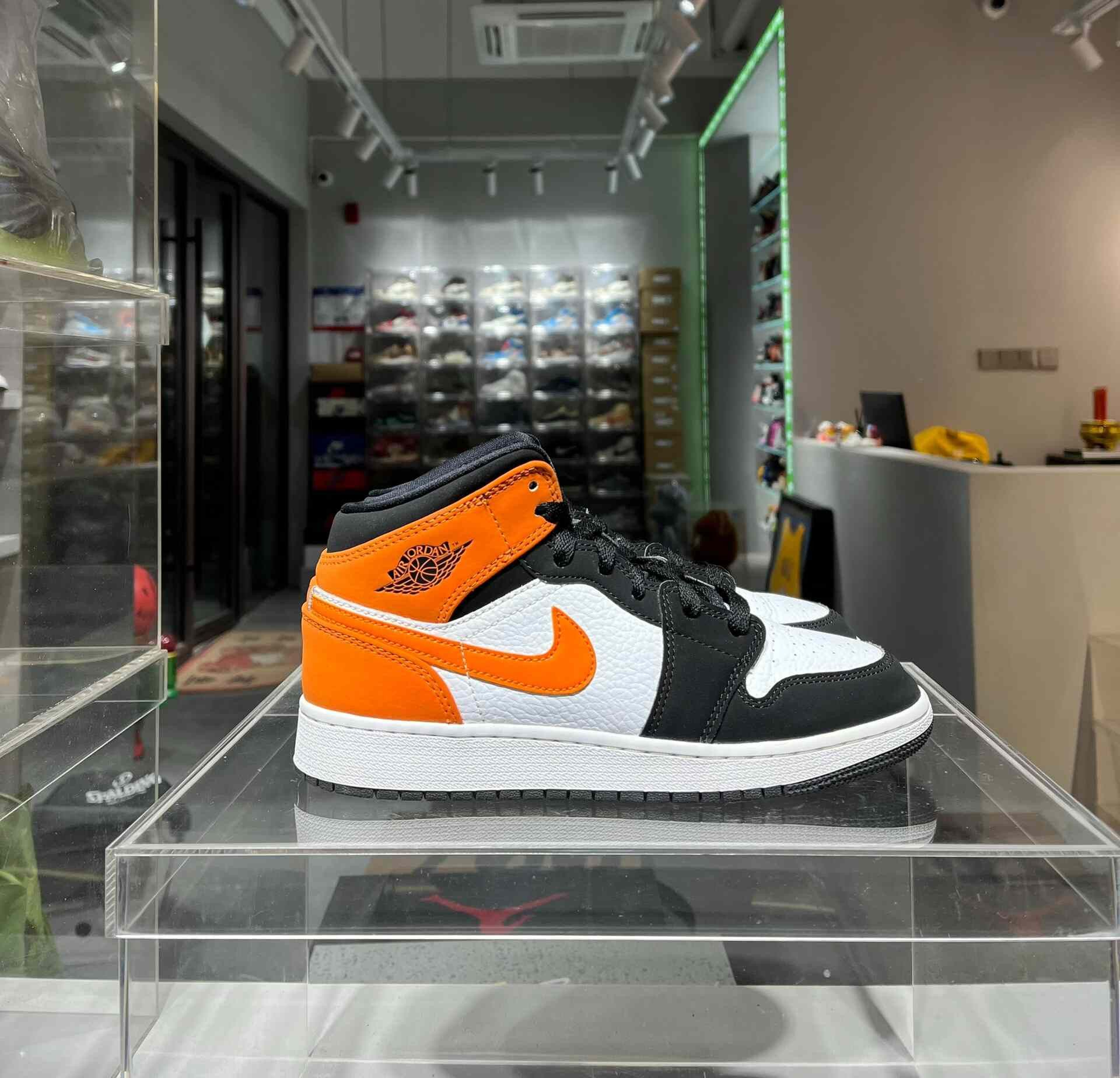 Nike Nike Orange Lowtop Sneakers 37 Men Size US 5 / EU 37 - 3 Thumbnail