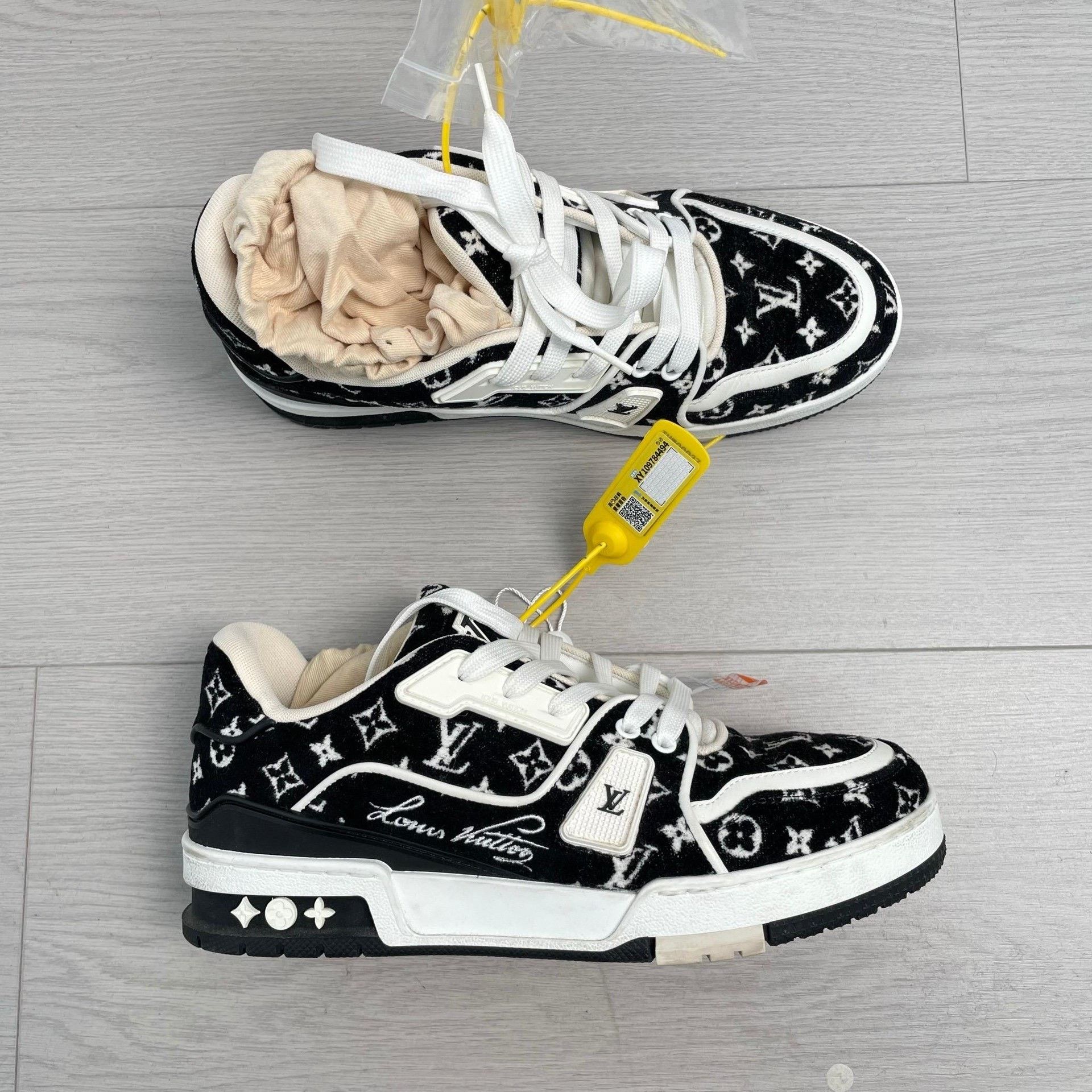 Louis Vuitton Louis Vuitton Black Lowtop Sneakers 5 Men Size US 5 / EU 37 - 2 Thumbnail