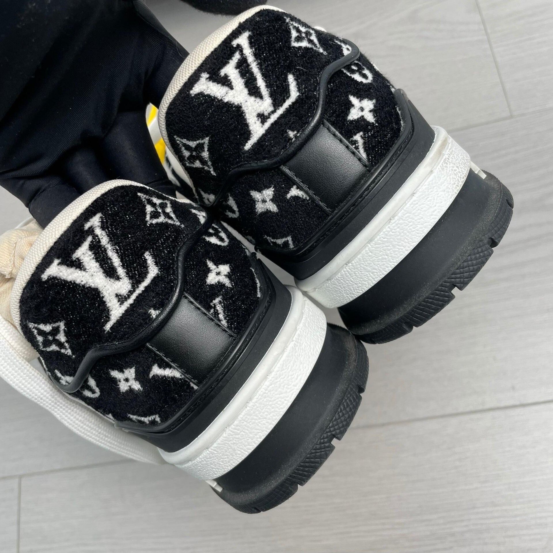 Louis Vuitton Louis Vuitton Black Lowtop Sneakers 5 Men Size US 5 / EU 37 - 6 Thumbnail