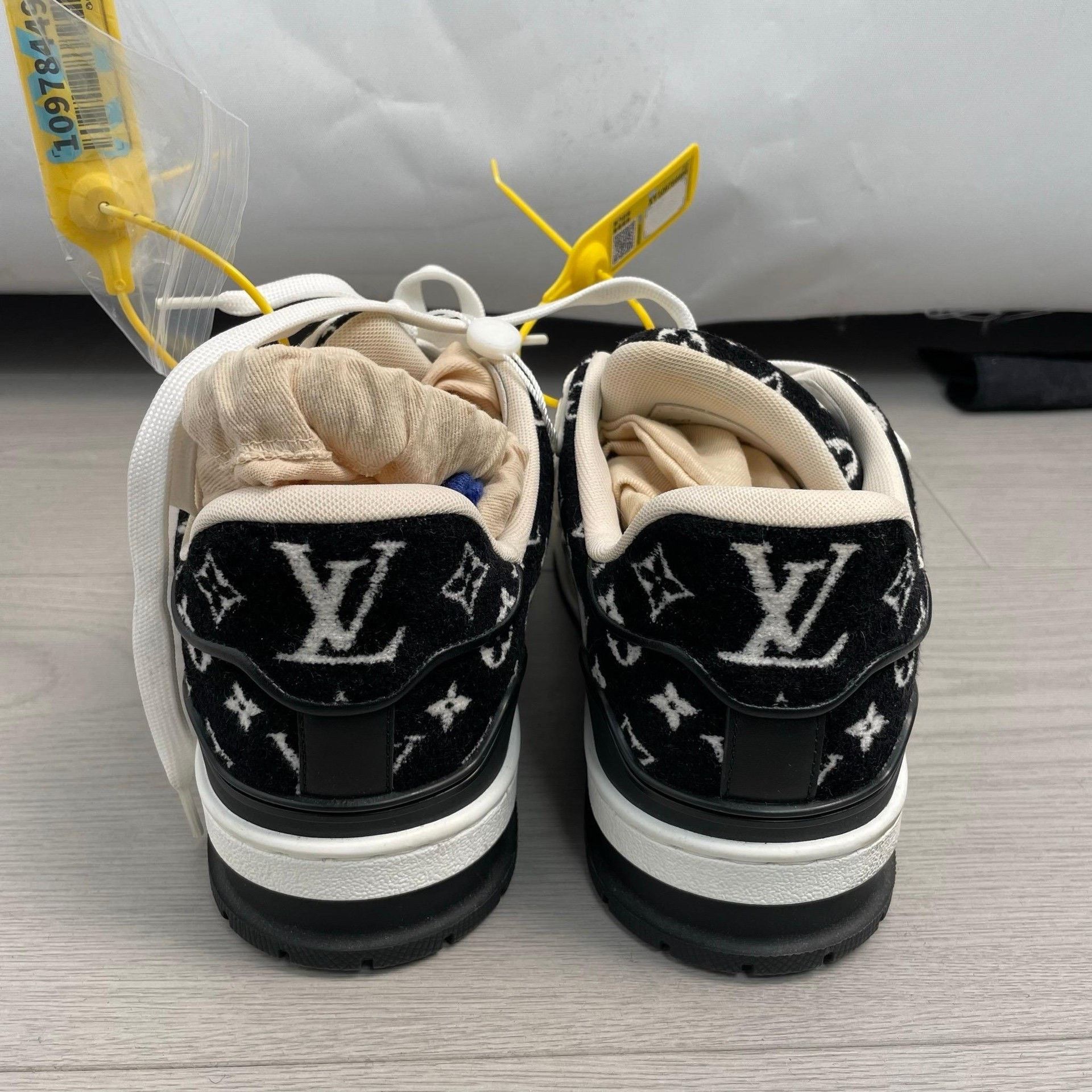 Louis Vuitton Louis Vuitton Black Lowtop Sneakers 5 Men Size US 5 / EU 37 - 9 Thumbnail