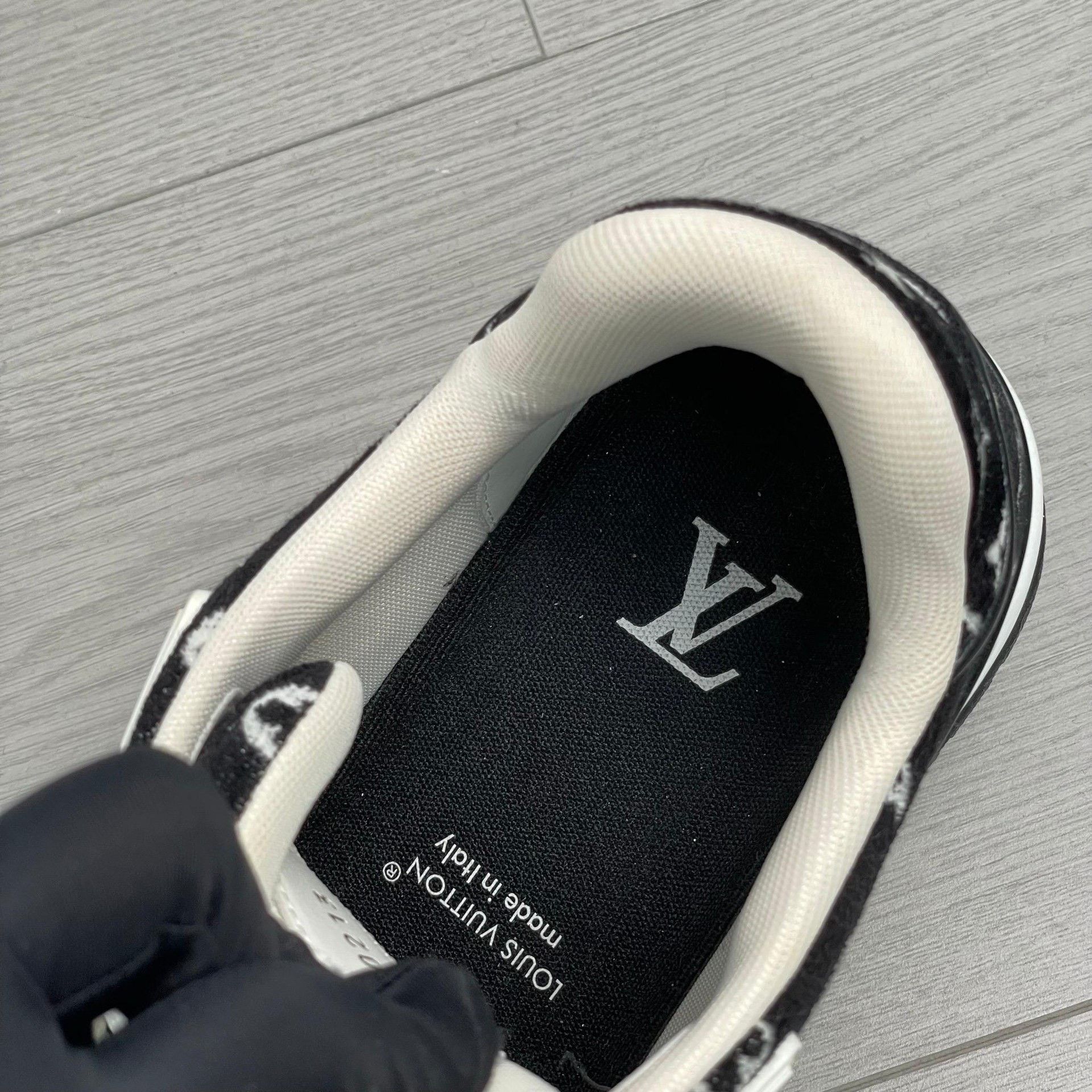 Louis Vuitton Louis Vuitton Black Lowtop Sneakers 5 Men Size US 5 / EU 37 - 7 Thumbnail