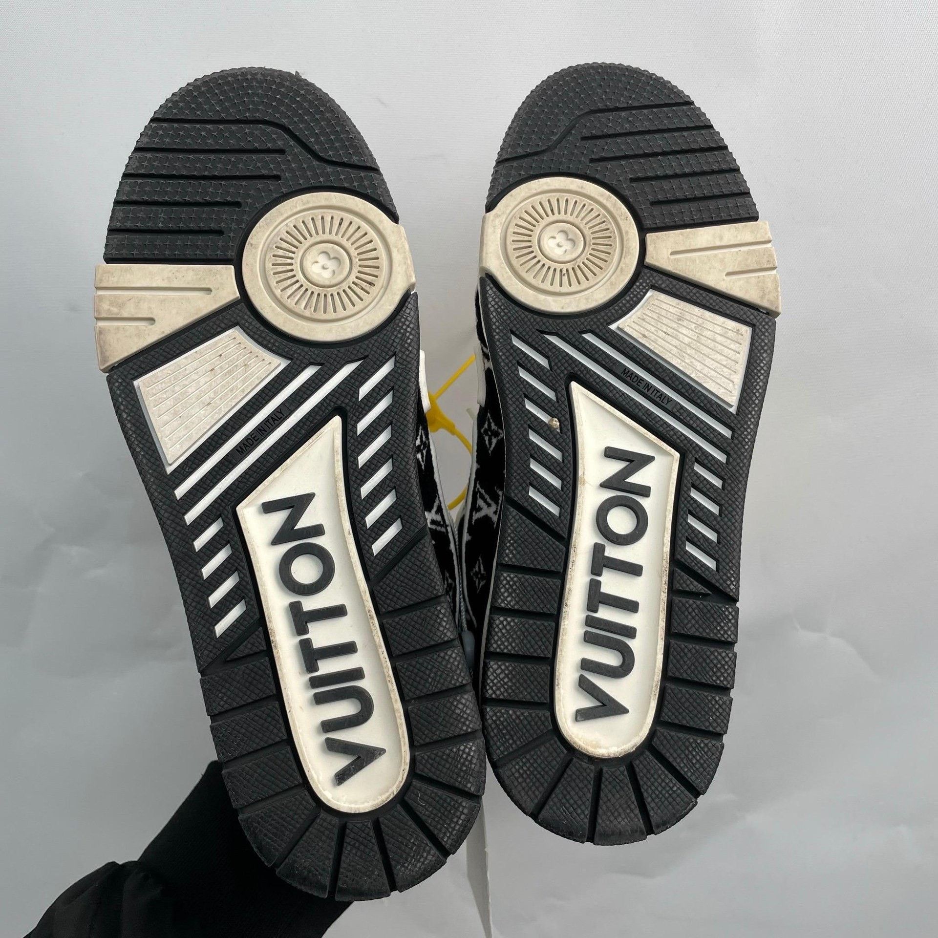 Louis Vuitton Louis Vuitton Black Lowtop Sneakers 5 Men Size US 5 / EU 37 - 5 Thumbnail