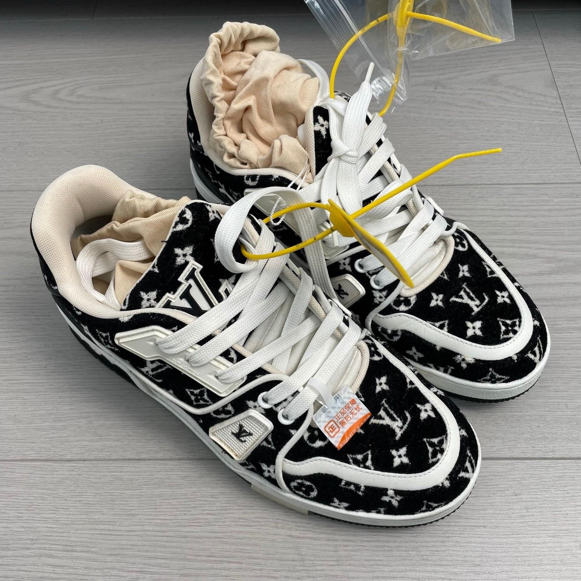Louis Vuitton Louis Vuitton Black Lowtop Sneakers 5 Men Size US 5 / EU 37 - 3 Thumbnail