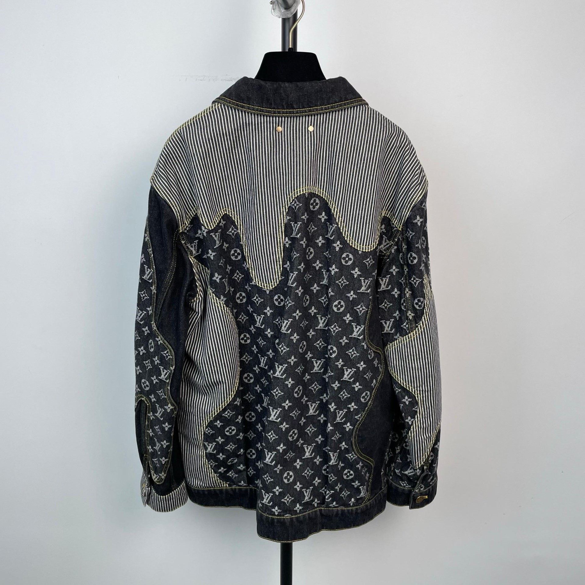 Louis Vuitton Louis Vuitton Blue Light Jacket 46 Men Size US L / EU 52-54 / 3 - 2 Thumbnail