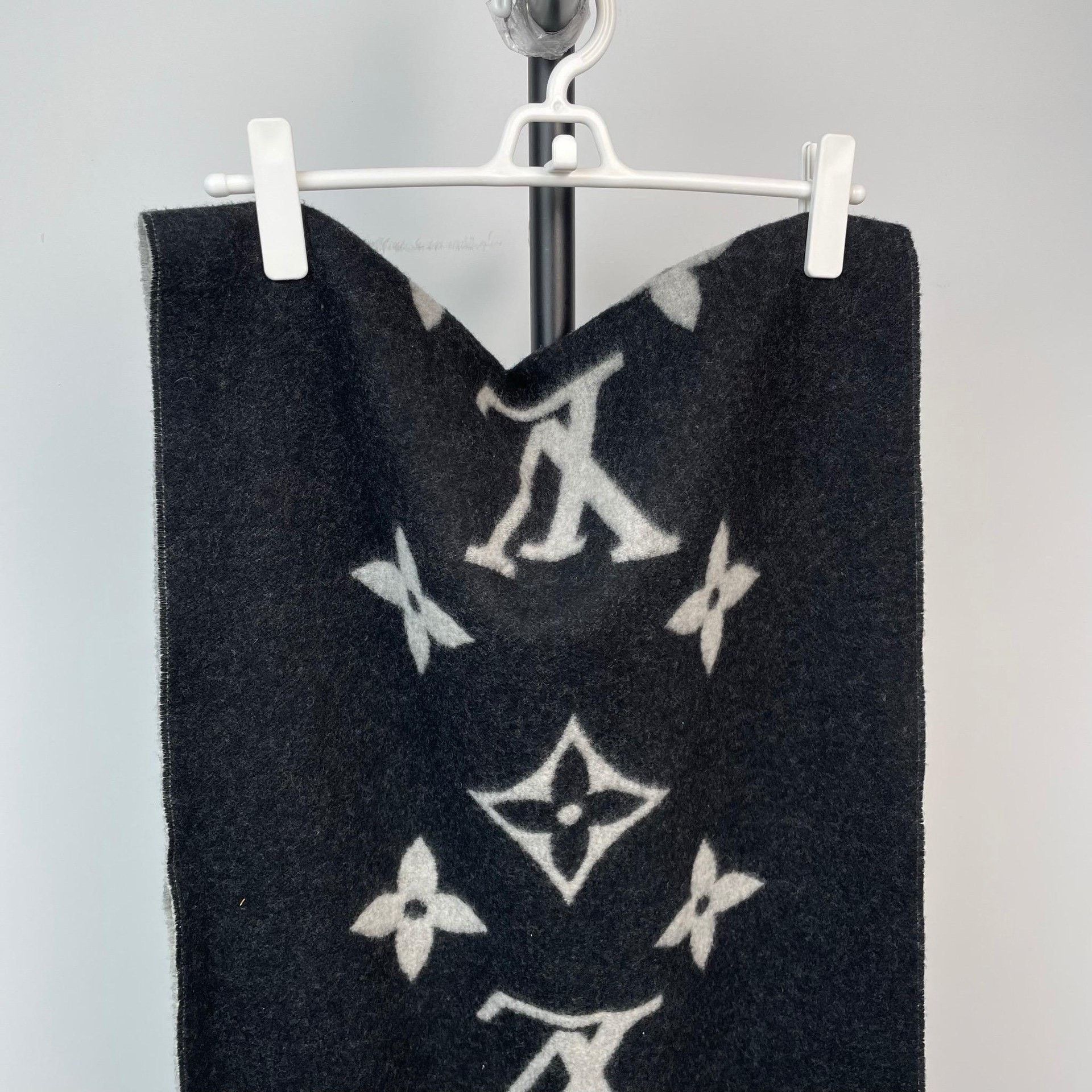 Louis Vuitton Louis Vuitton Gray Scarf XS Men Size ONE SIZE - 5 Thumbnail