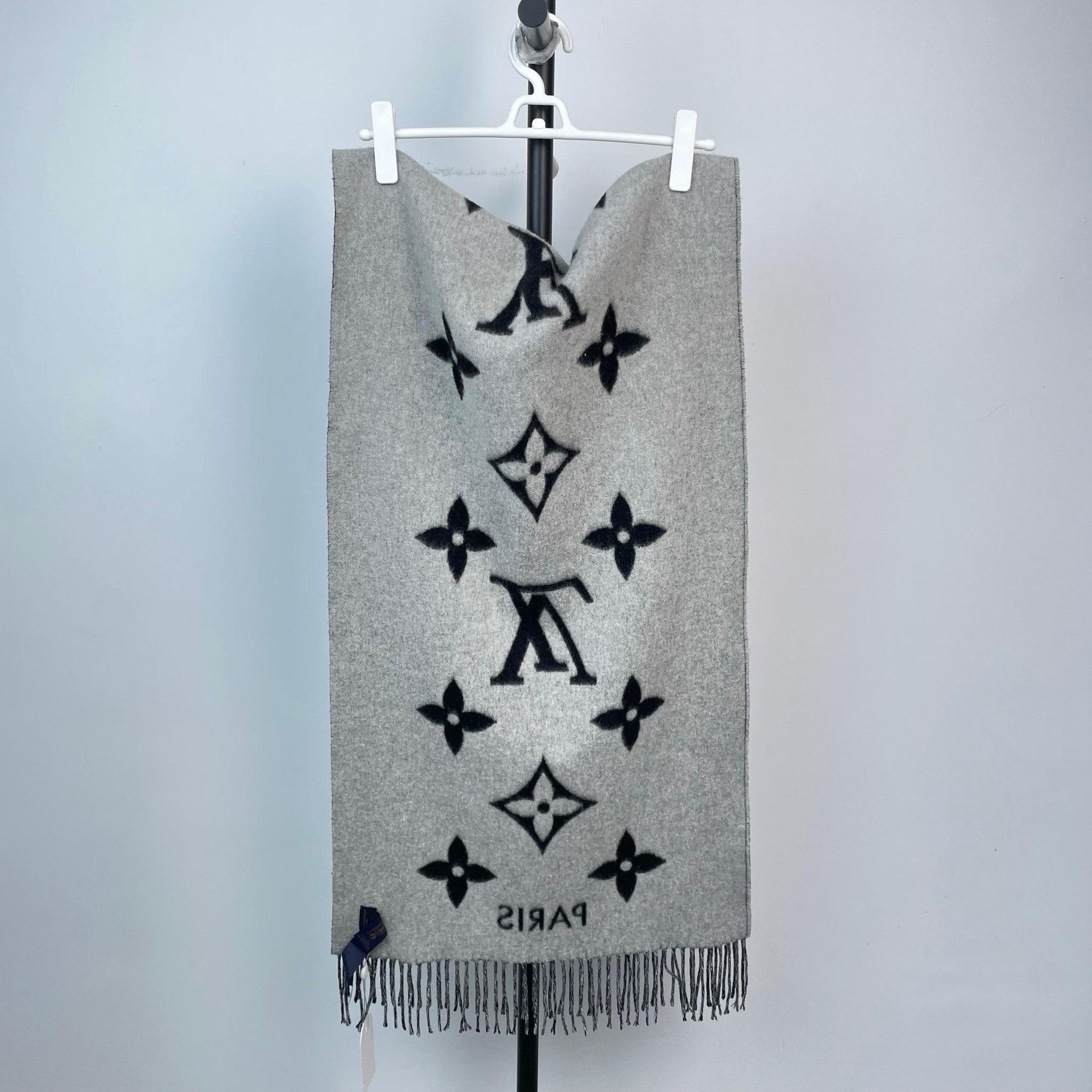Louis Vuitton Louis Vuitton Gray Scarf XS Men Size ONE SIZE - 2 Thumbnail