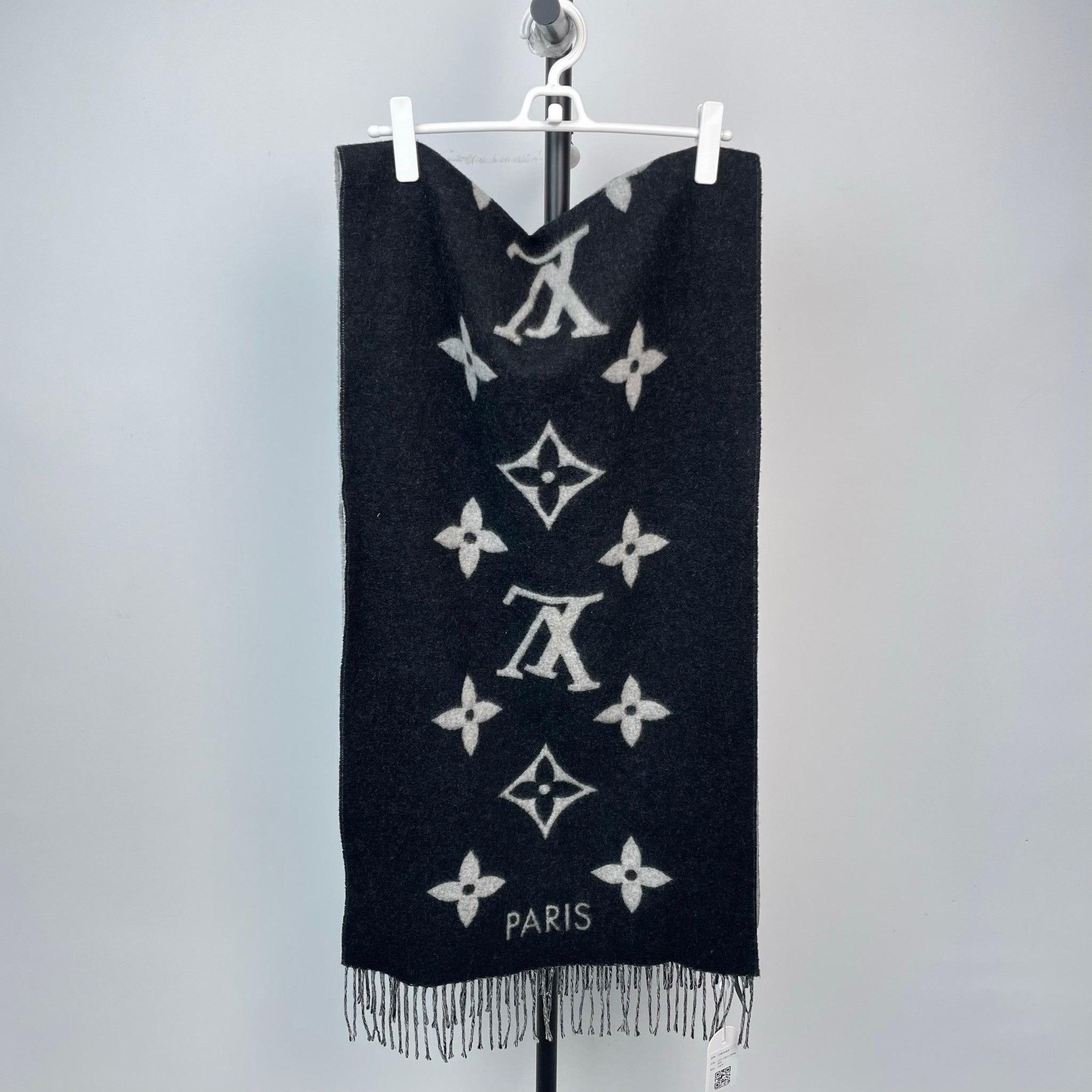 Louis Vuitton Louis Vuitton Gray Scarf XS Men Size ONE SIZE - 9 Thumbnail