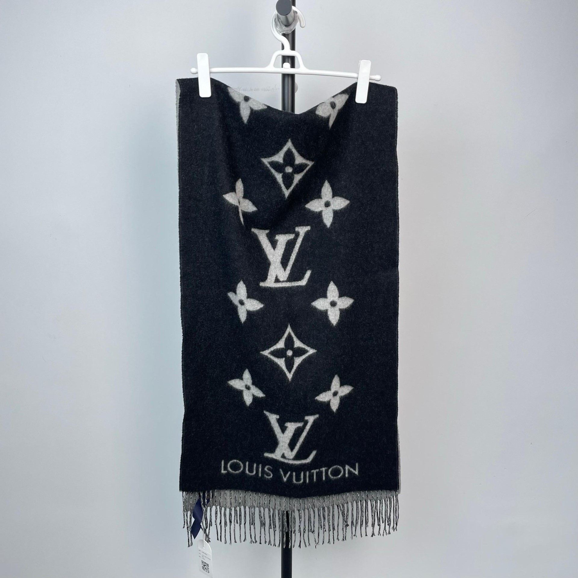 Louis Vuitton Louis Vuitton Gray Scarf XS Men Size ONE SIZE - 4 Thumbnail