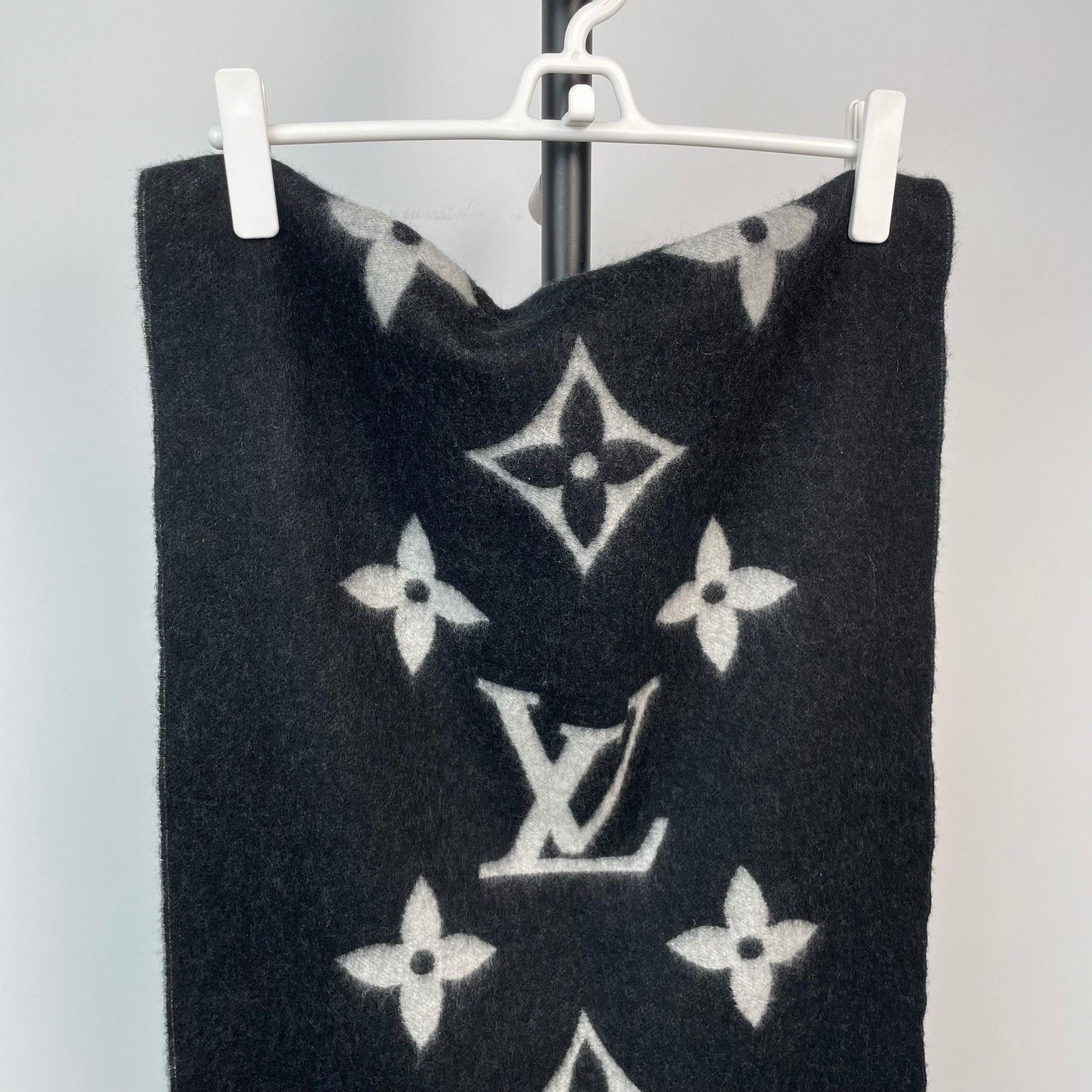 Louis Vuitton Louis Vuitton Gray Scarf XS Men Size ONE SIZE - 2 Thumbnail