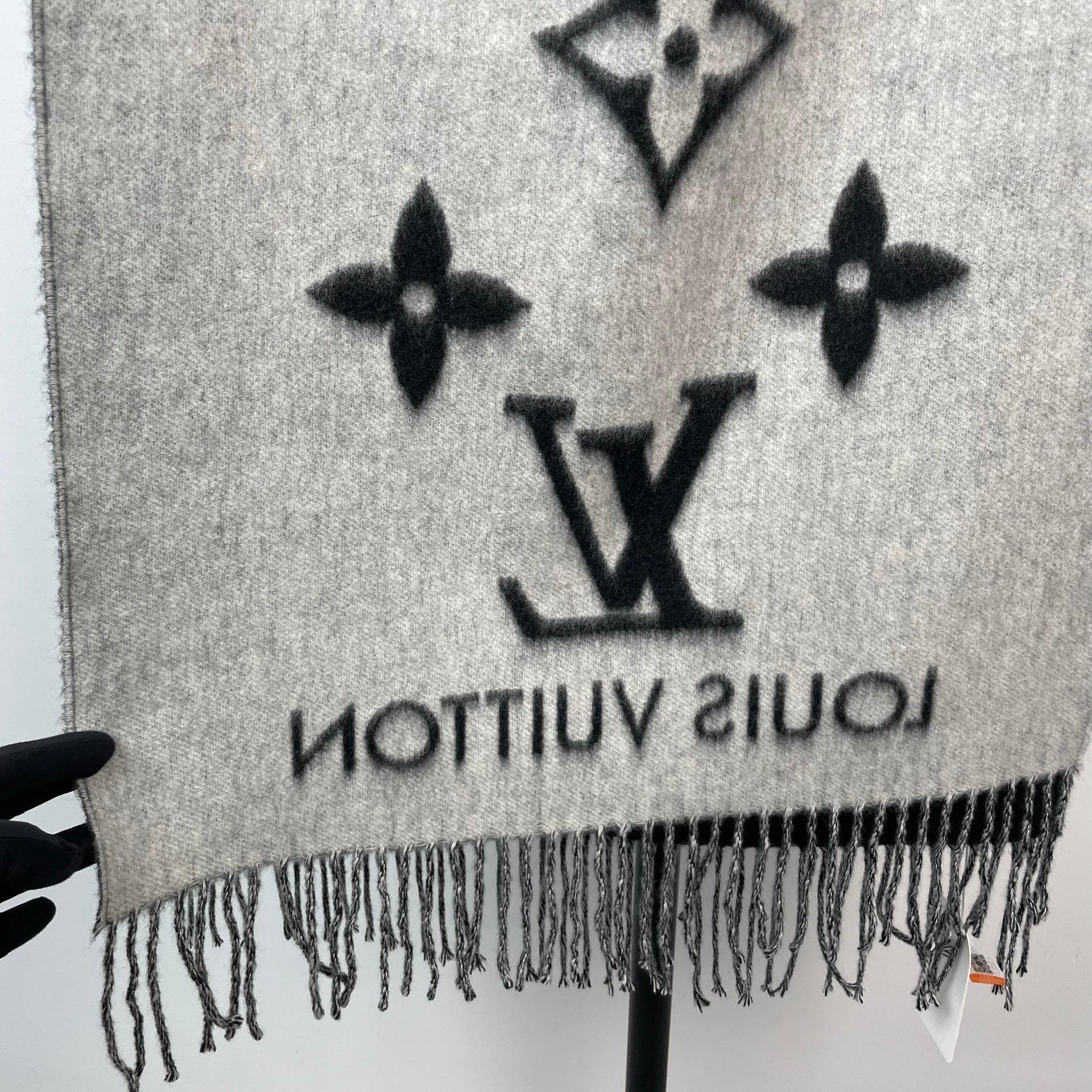 Louis Vuitton Louis Vuitton Gray Scarf XS Men Size ONE SIZE - 5 Thumbnail