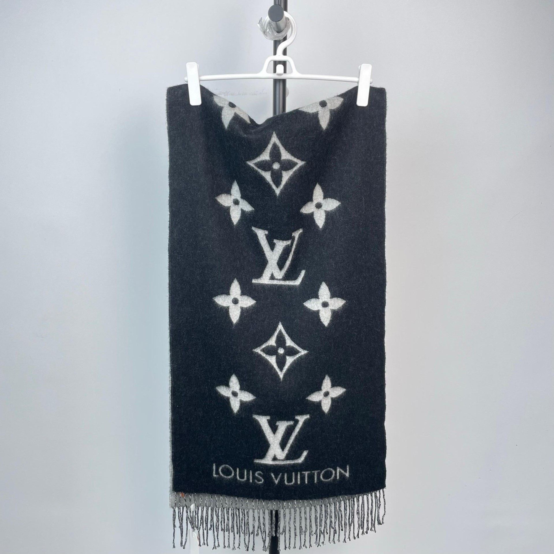 Louis Vuitton Louis Vuitton Gray Scarf XS Men Size ONE SIZE - 8 Thumbnail