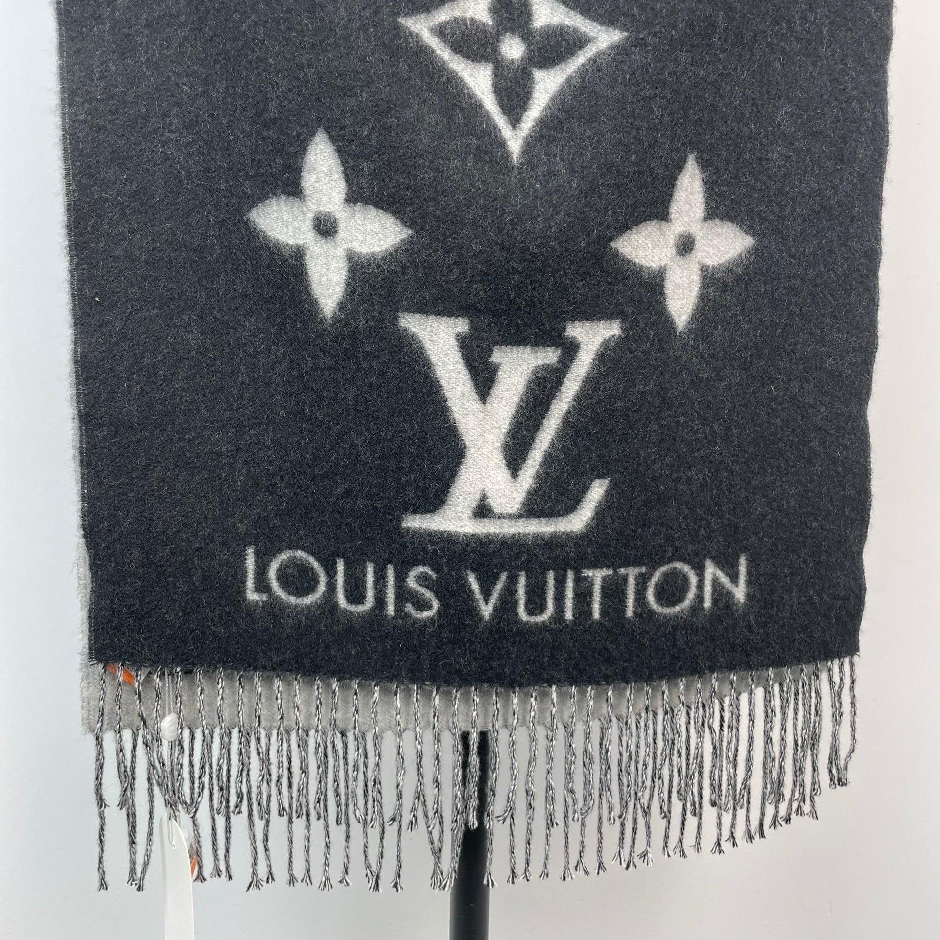Louis Vuitton Louis Vuitton Gray Scarf XS Men Size ONE SIZE - 3 Thumbnail