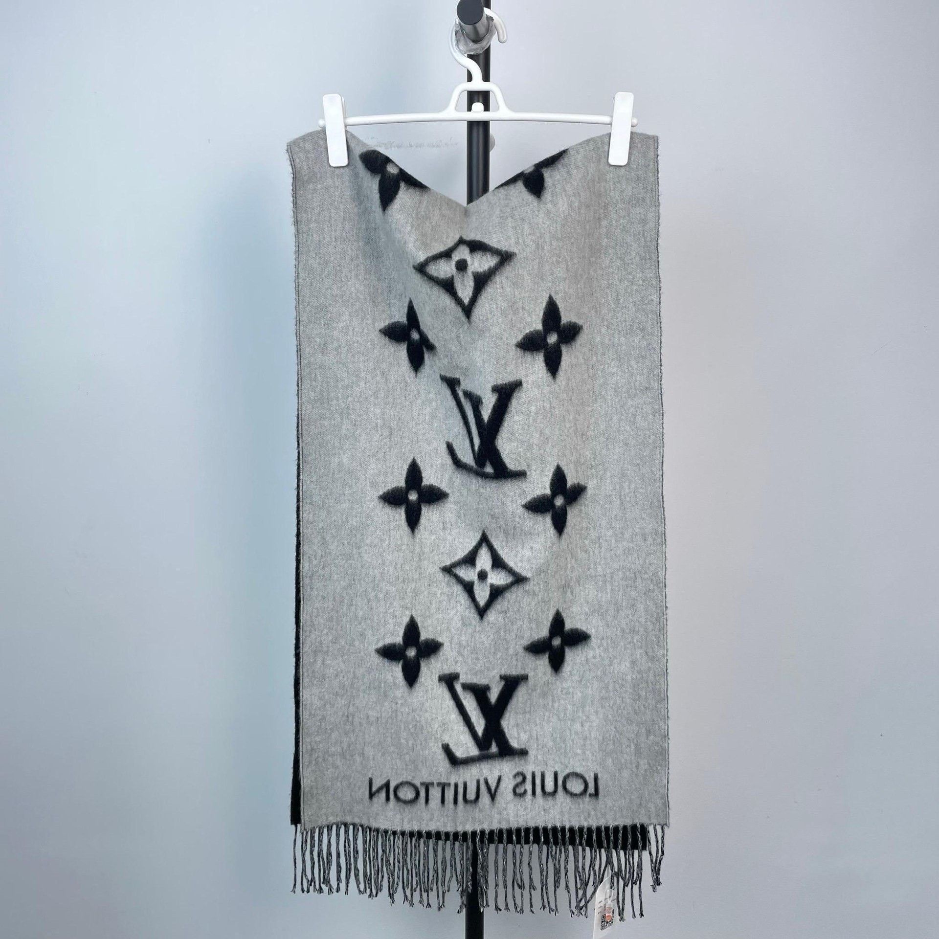 Louis Vuitton Louis Vuitton Gray Scarf XS Men Size ONE SIZE - 6 Thumbnail