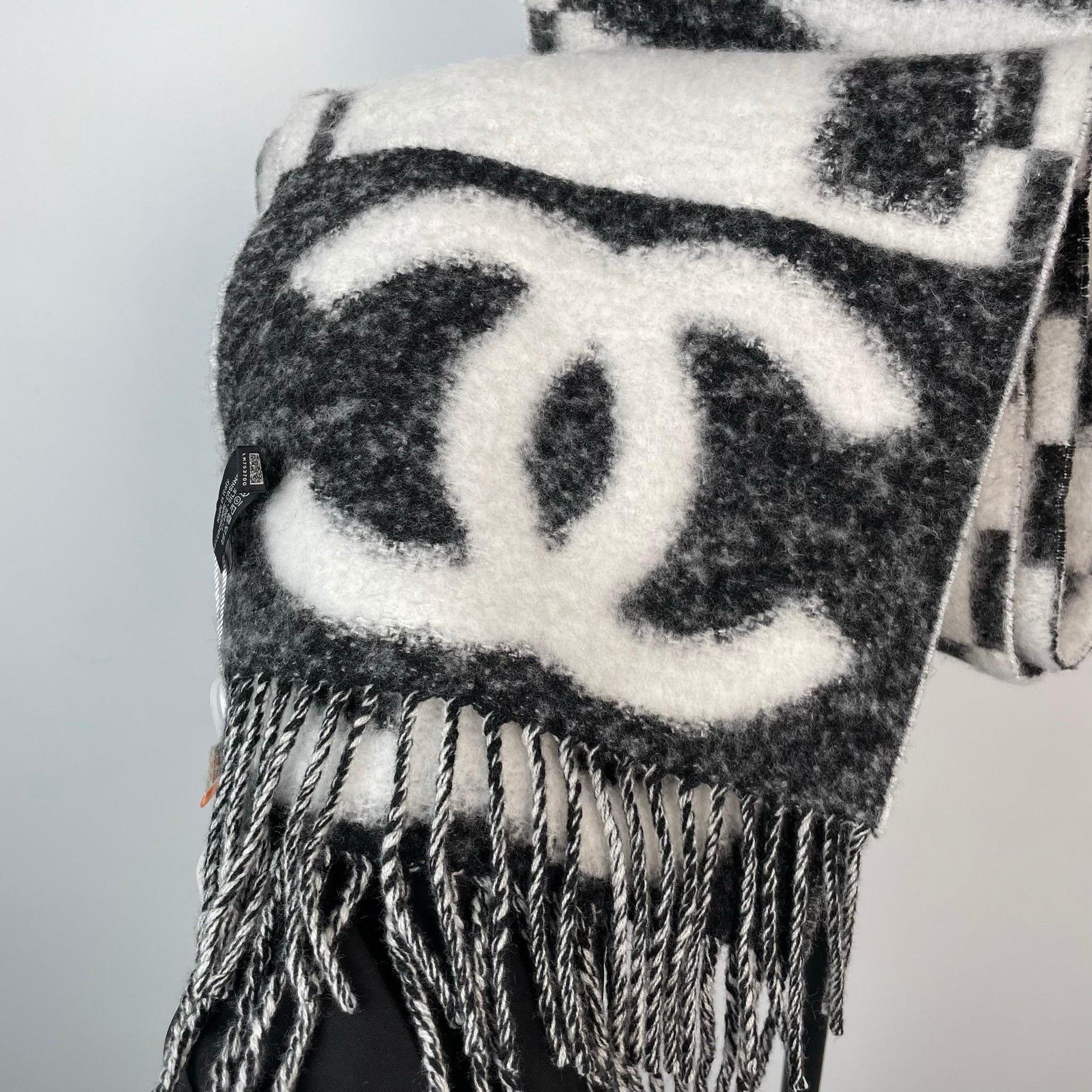 Chanel Chanel Black Scarf L Men Size ONE SIZE - 3 Thumbnail