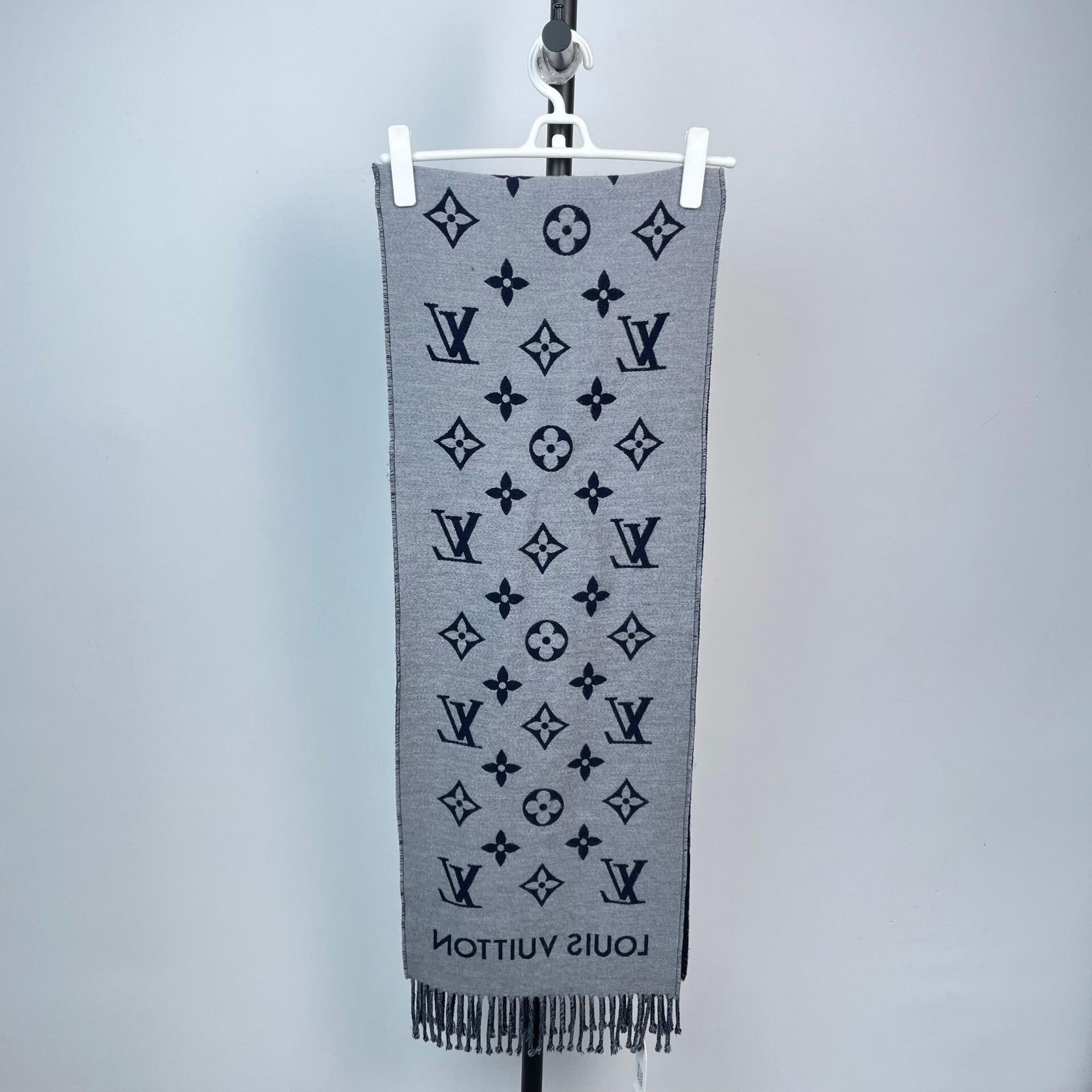 Louis Vuitton Louis Vuitton Blue Scarf 34 Men Size ONE SIZE - 2 Thumbnail