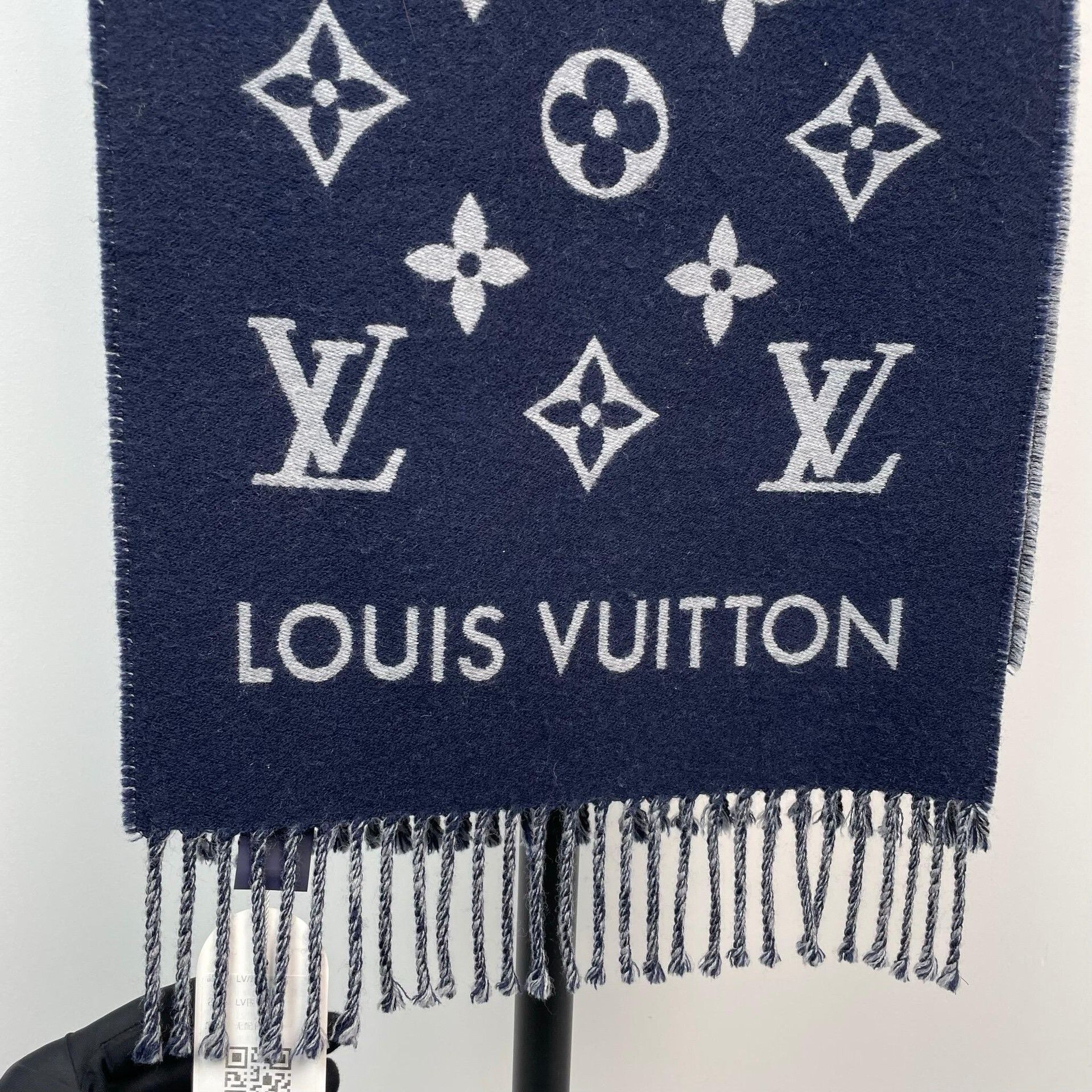 Louis Vuitton Louis Vuitton Blue Scarf 34 Men Size ONE SIZE - 8 Thumbnail