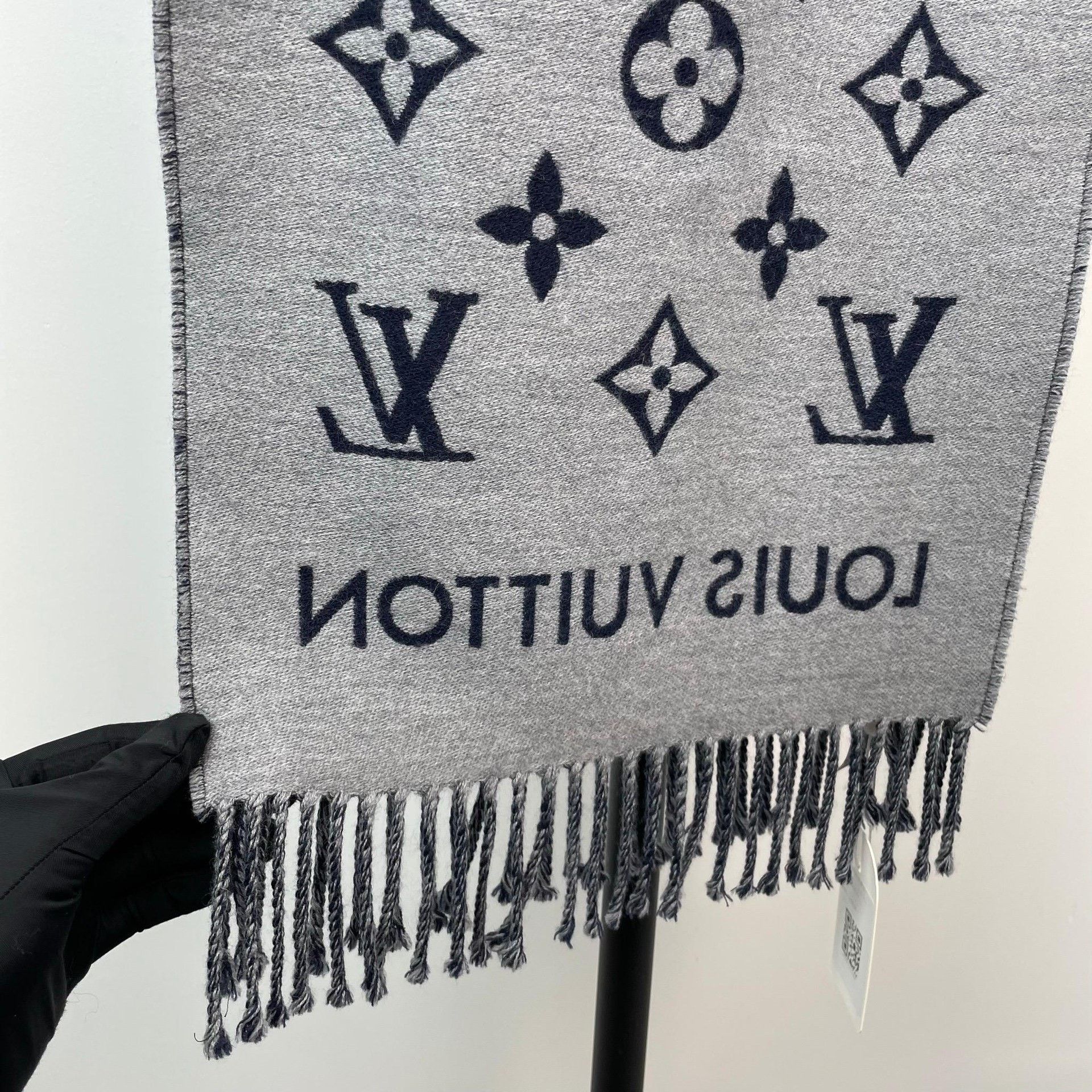 Louis Vuitton Louis Vuitton Blue Scarf 34 Men Size ONE SIZE - 3 Thumbnail