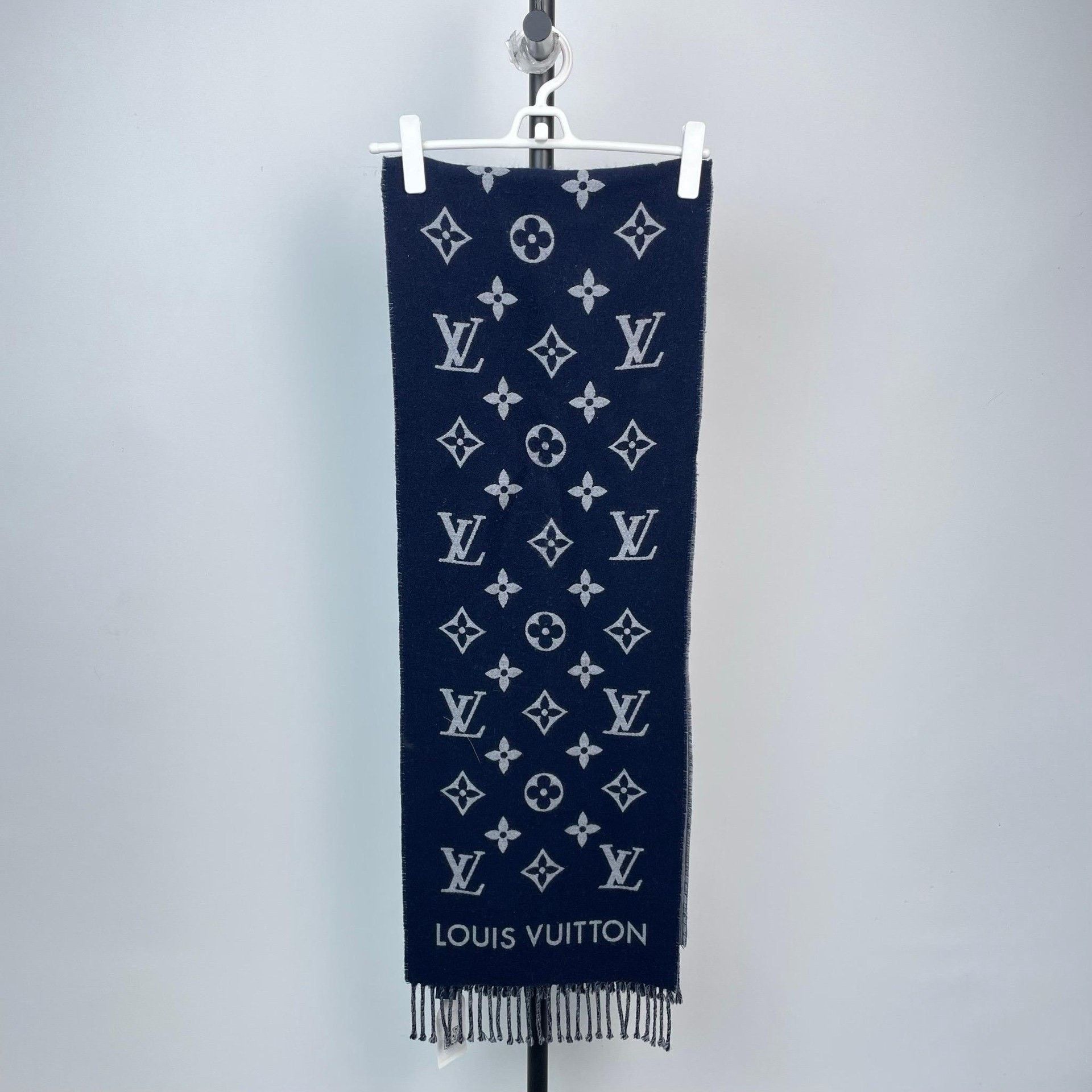 Louis Vuitton Louis Vuitton Blue Scarf 34 Men Size ONE SIZE - 9 Thumbnail