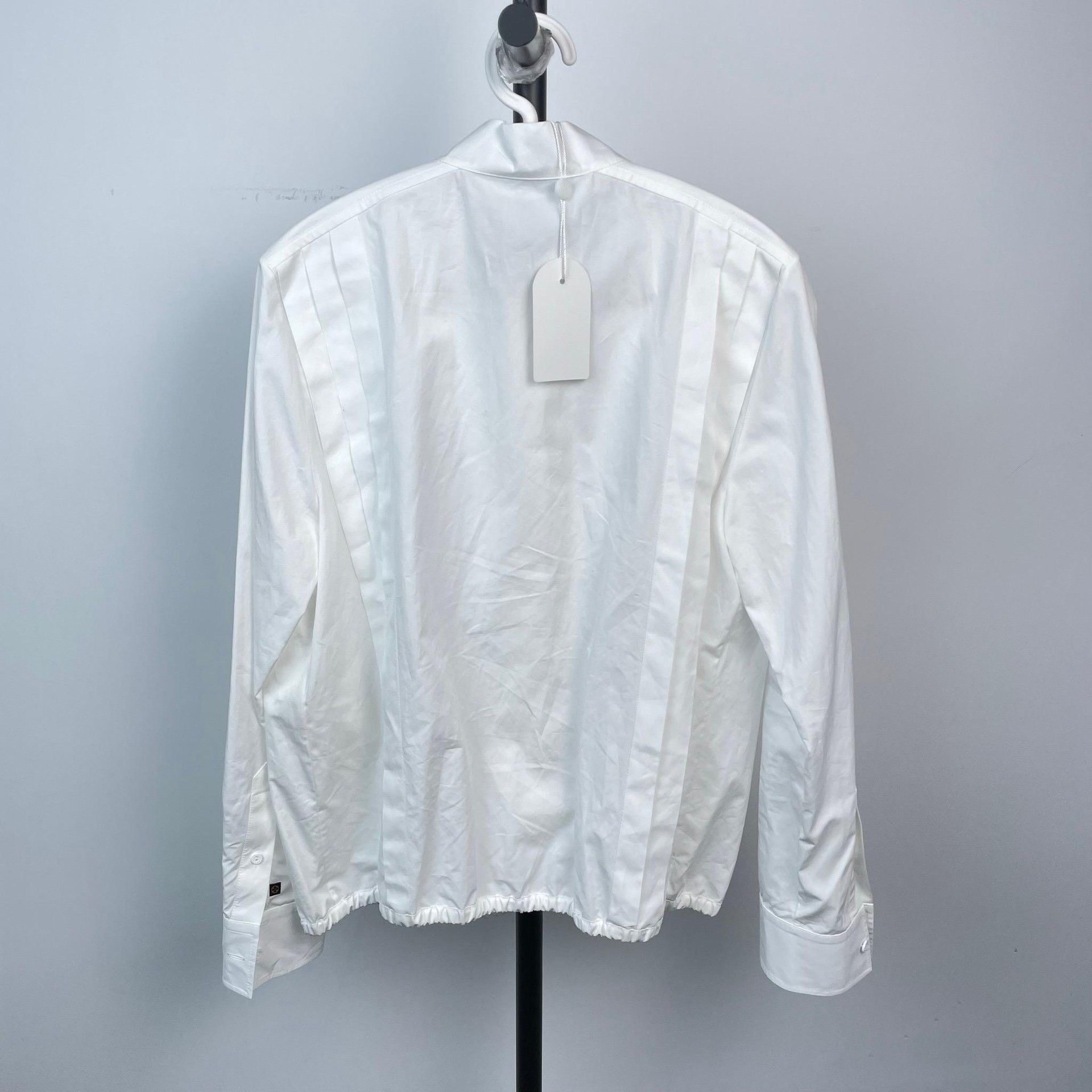 Louis Vuitton Louis Vuitton White Button Up M Women Size M / US 6-8 / IT 42-44 - 2 Thumbnail