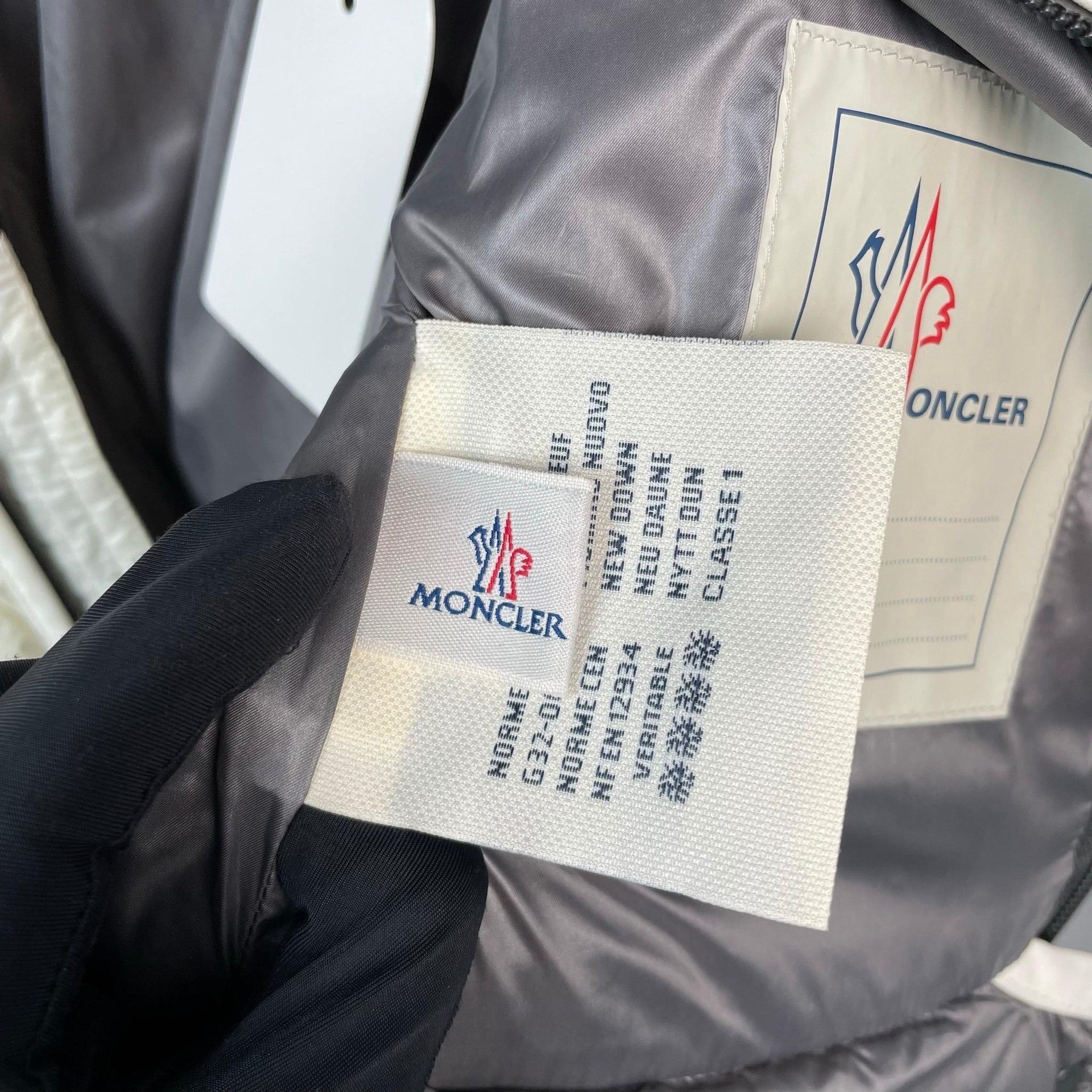 Moncler Moncler Down White Down Jacket L Women Size L / US 10 / IT 46 - 8 Thumbnail
