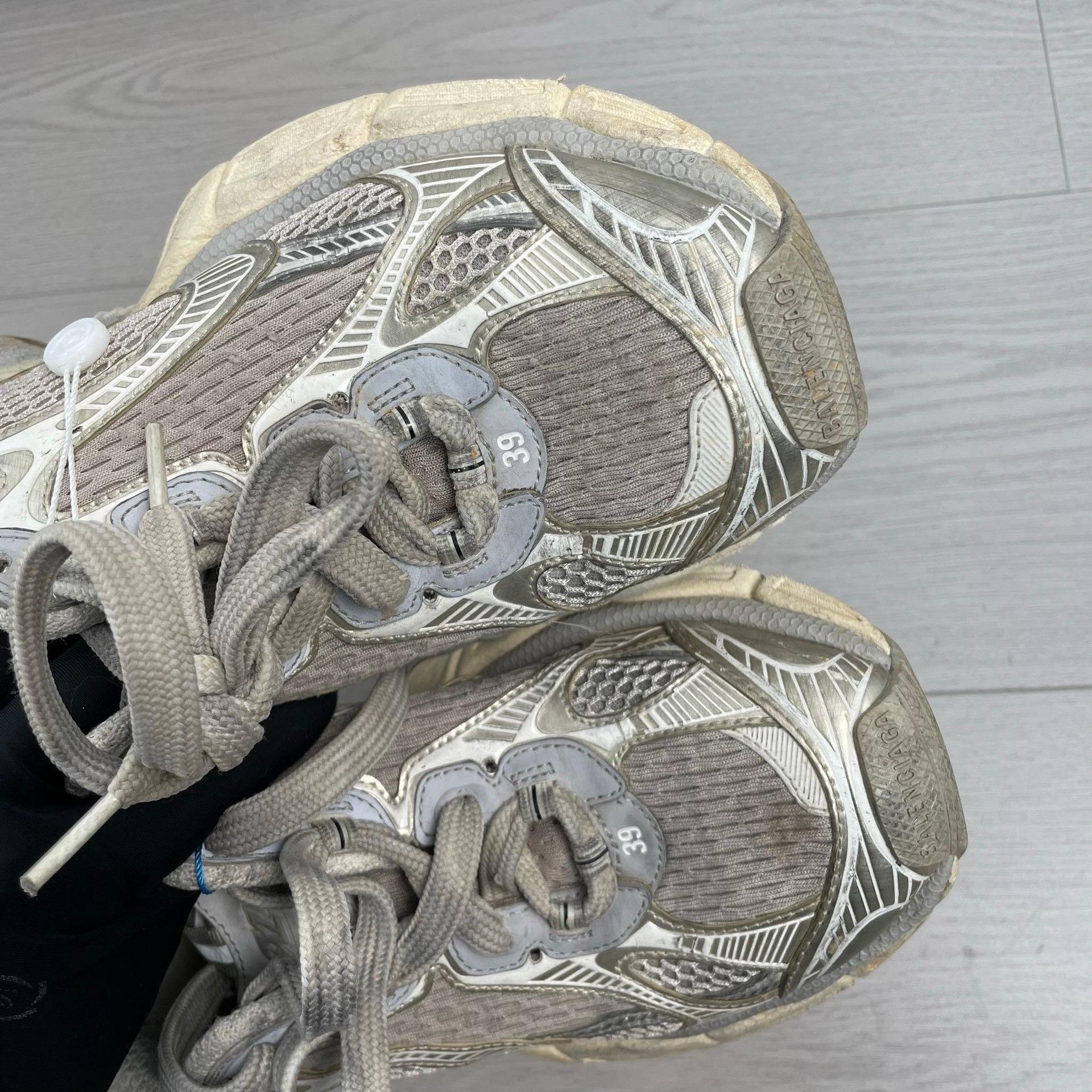 Balenciaga Balenciaga Silver Lowtop Sneakers 39 Men Size US 6.5 / EU 39-40 - 8 Thumbnail