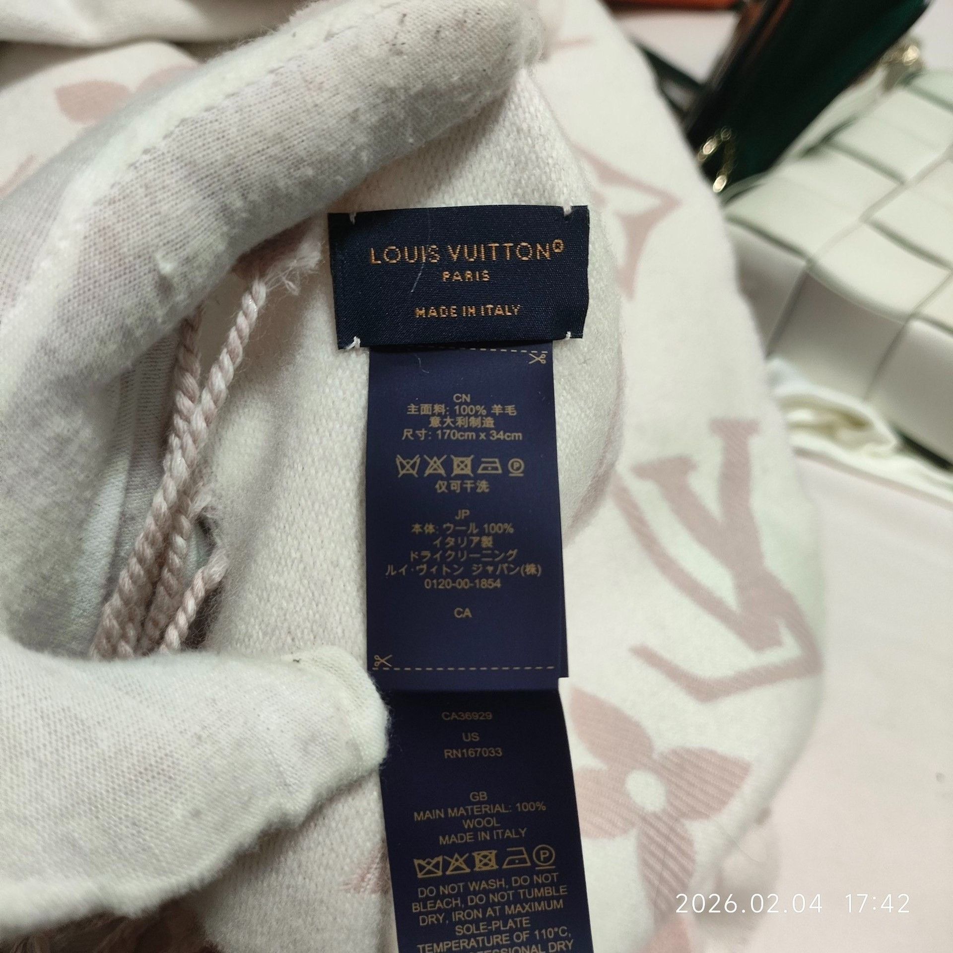 Louis Vuitton Louis Vuitton Pink Scarf 34 Men Size ONE SIZE - 2 Thumbnail