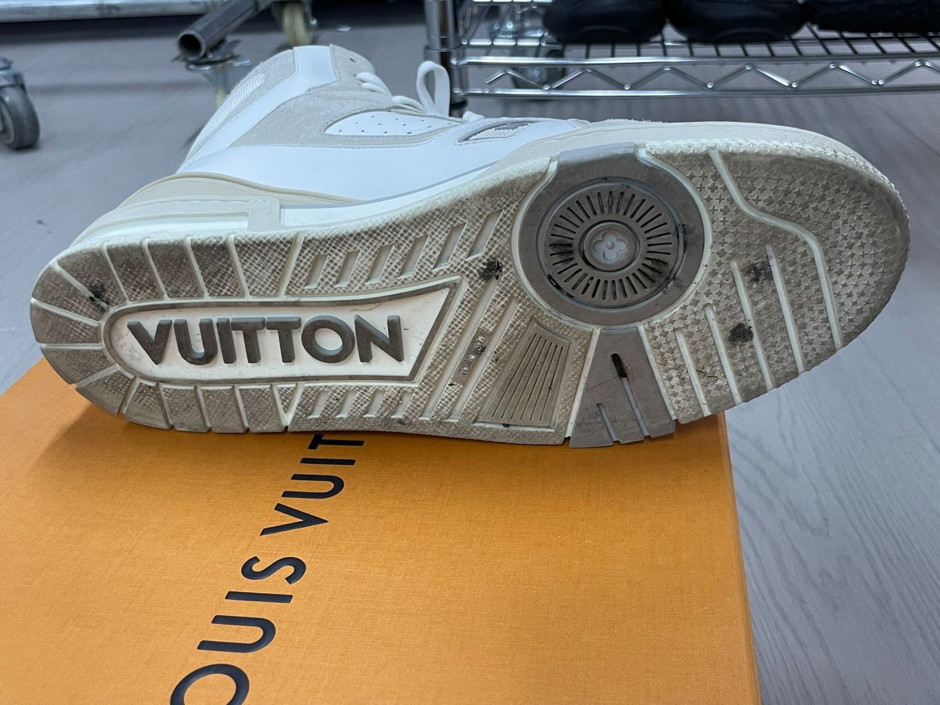 Louis Vuitton Louis Vuitton Beige Hitop Sneakers S Men Size US 10 / EU 43 - 5 Thumbnail