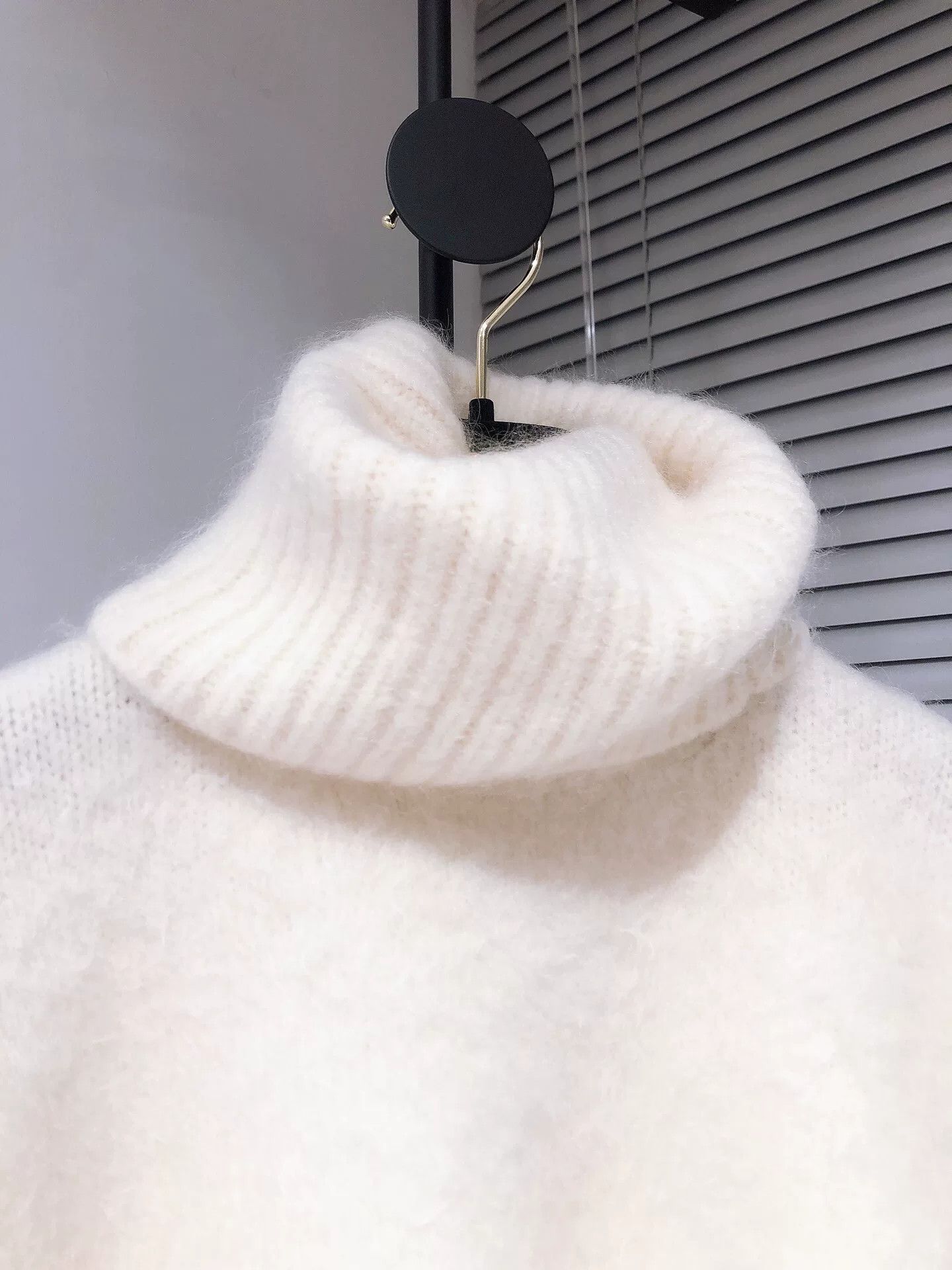 Saint Laurent Paris Saint Laurent Fuzzy Turtleneck Sweater Size S / US 4 / IT 40 - 4 Thumbnail