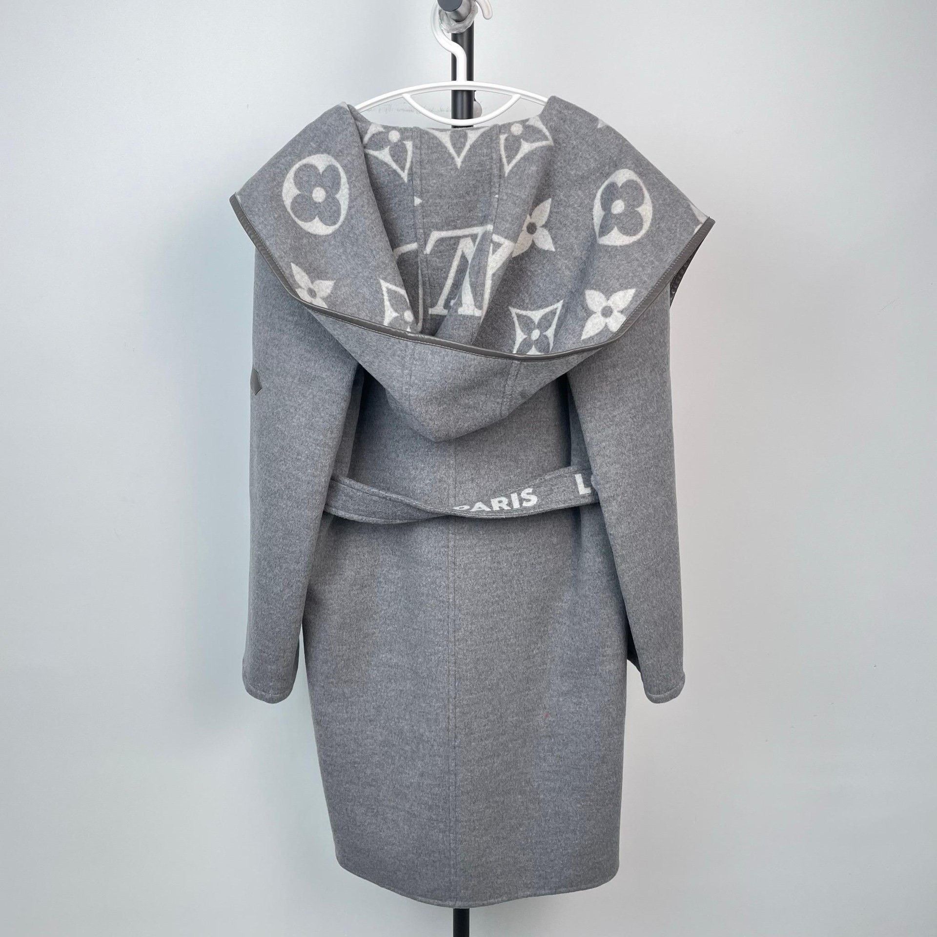Louis Vuitton Louis Vuitton Gray Heavy Coat 36 Men Size US S / EU 44-46 / 1 - 3 Thumbnail