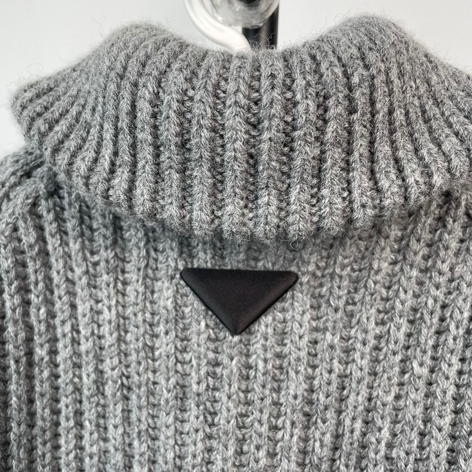 Prada Prada Sweater 22 Women Size XS / US 0-2 / IT 36-38 - 3 Thumbnail