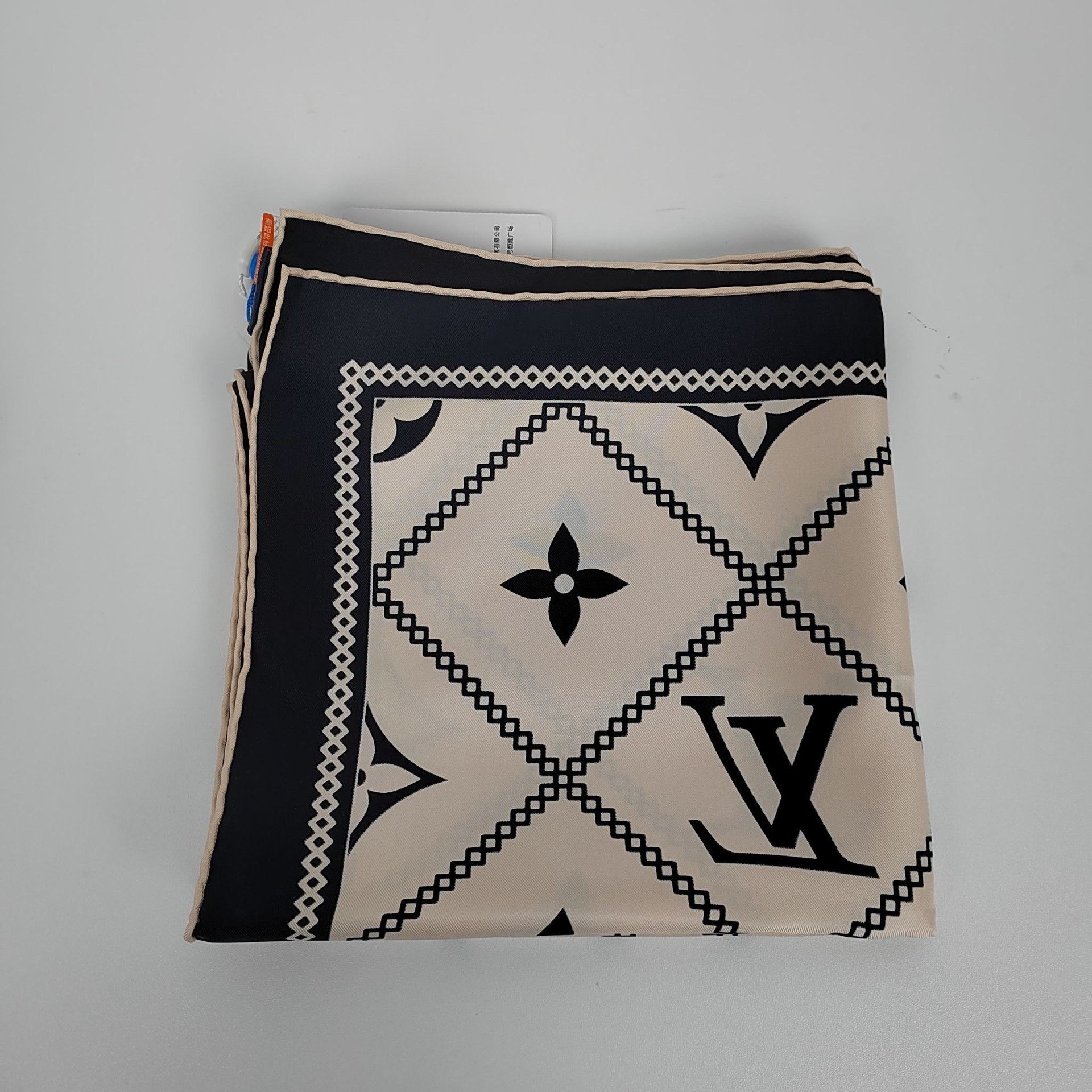 Louis Vuitton Louis Vuitton Beige Scarf 35 Men Size ONE SIZE - 3 Thumbnail
