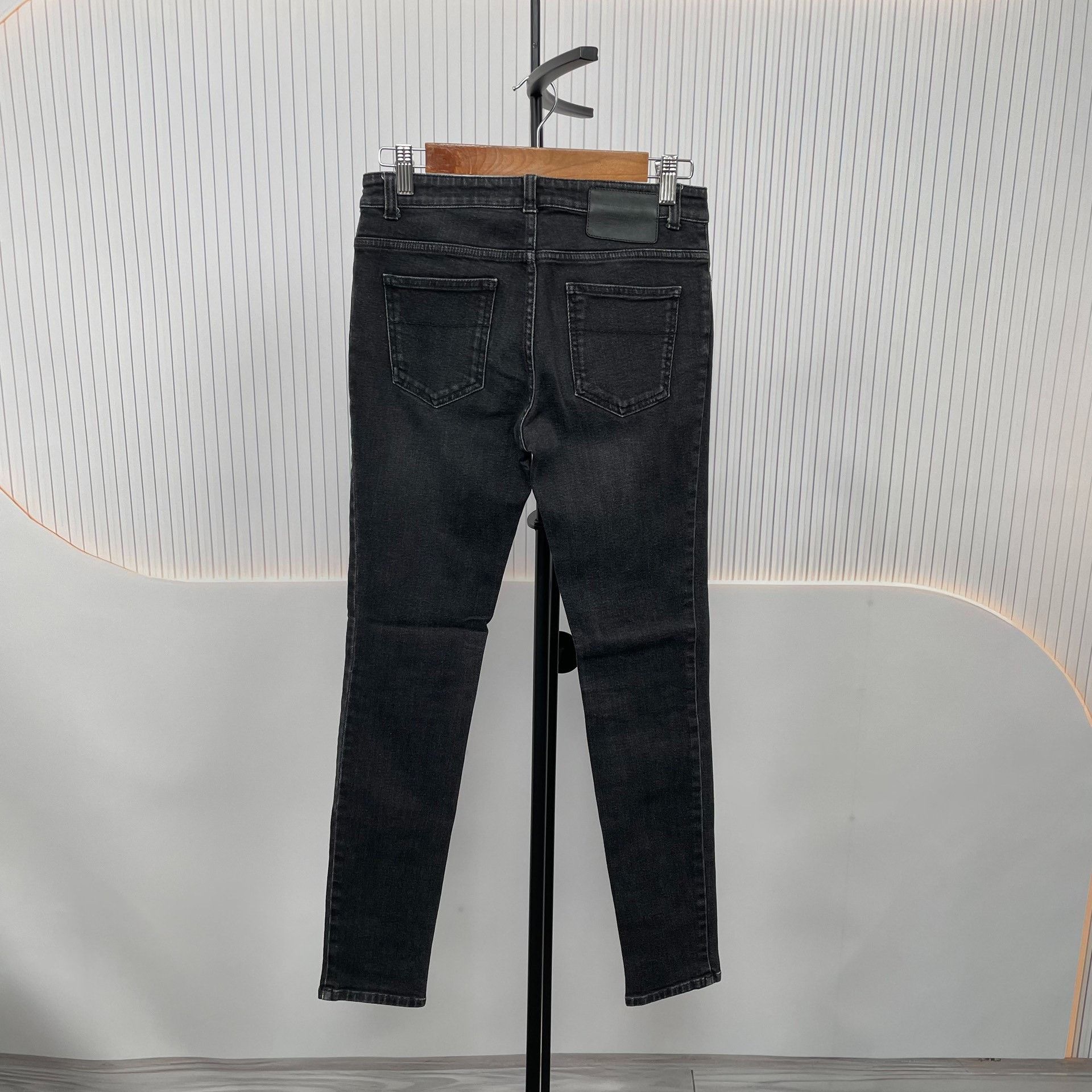 Louis Vuitton Louis Vuitton Black Denim Jeans 36 Men Size US 36 / EU 52 - 2 Thumbnail