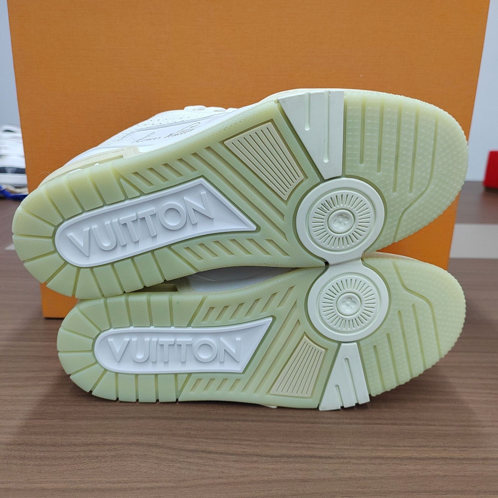 Louis Vuitton Louis Vuitton Lowtop Sneakers 35 Women Size US 5 / IT 35 - 2 Thumbnail