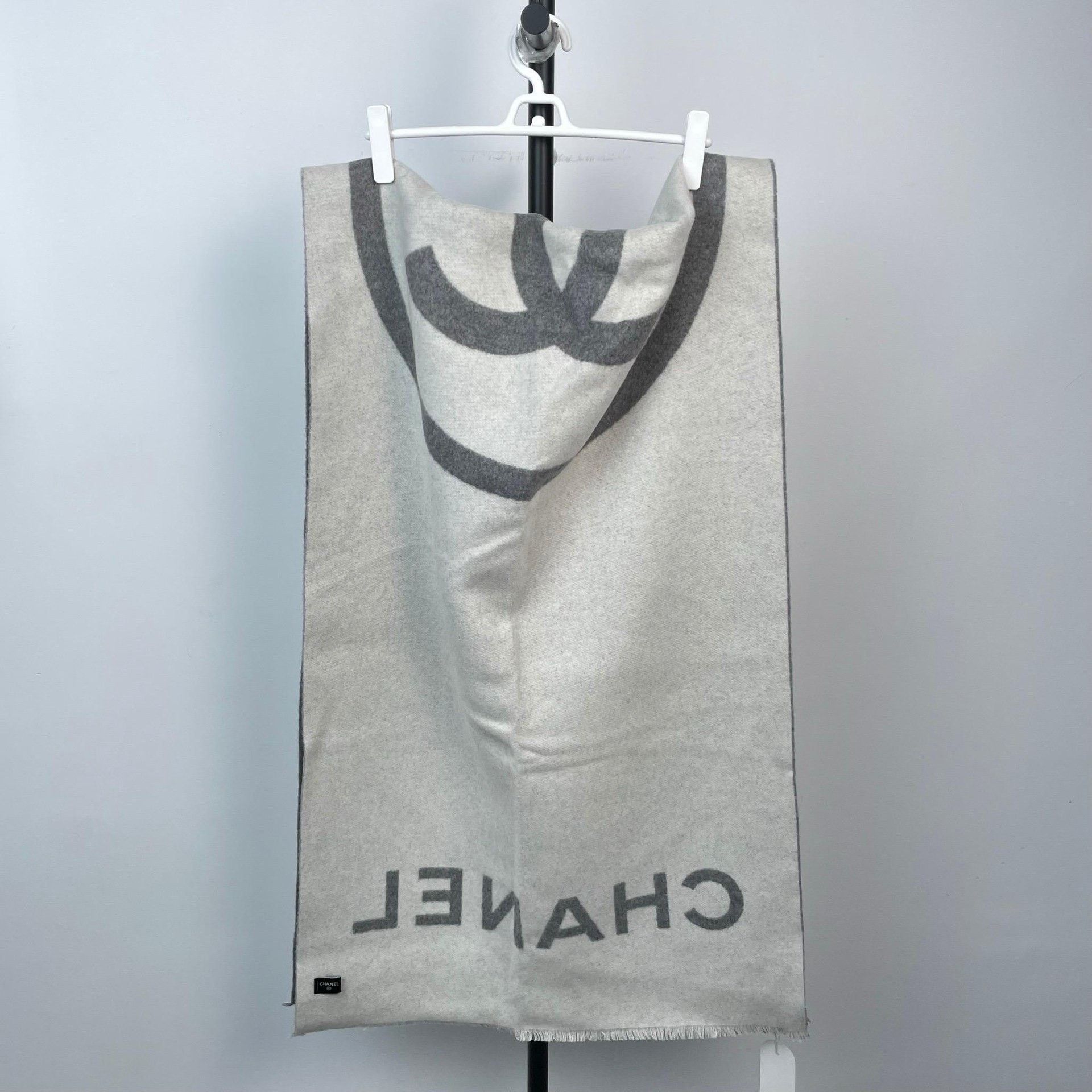 Chanel Chanel Gray Scarf 23 Men Size ONE SIZE - 5 Thumbnail