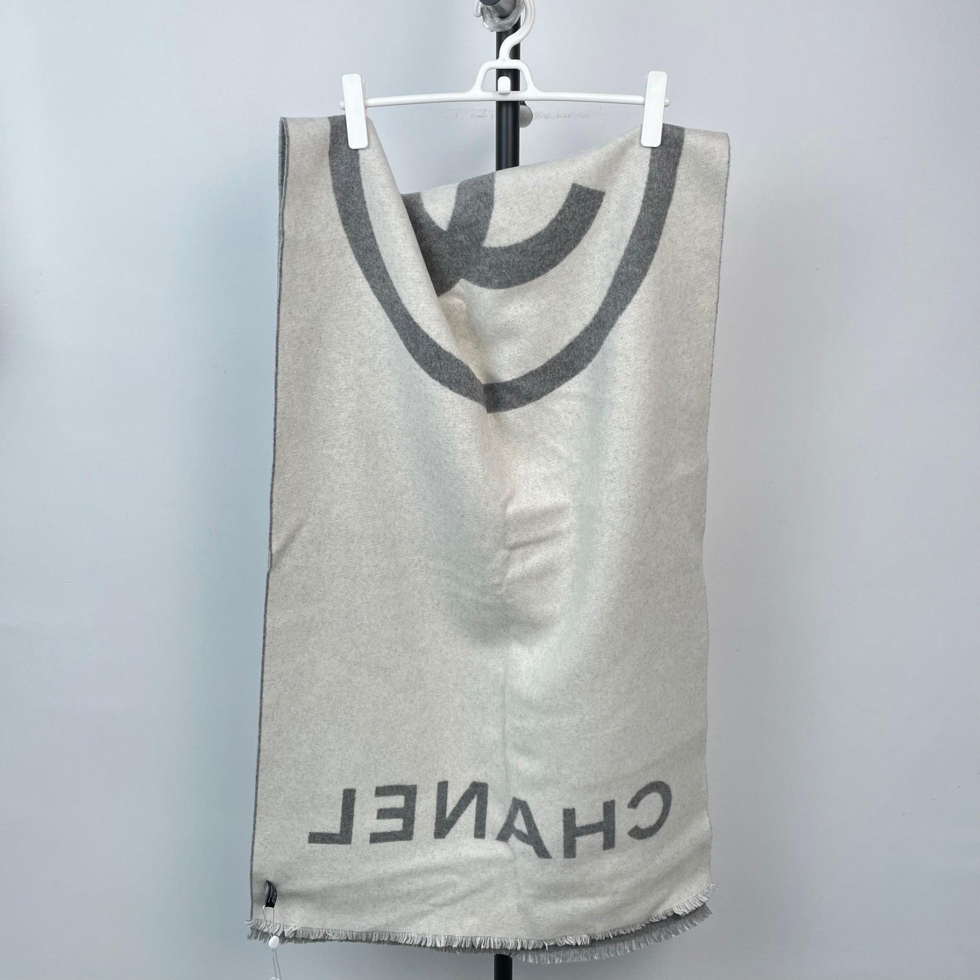 Chanel Chanel Gray Scarf 23 Men Size ONE SIZE - 2 Thumbnail