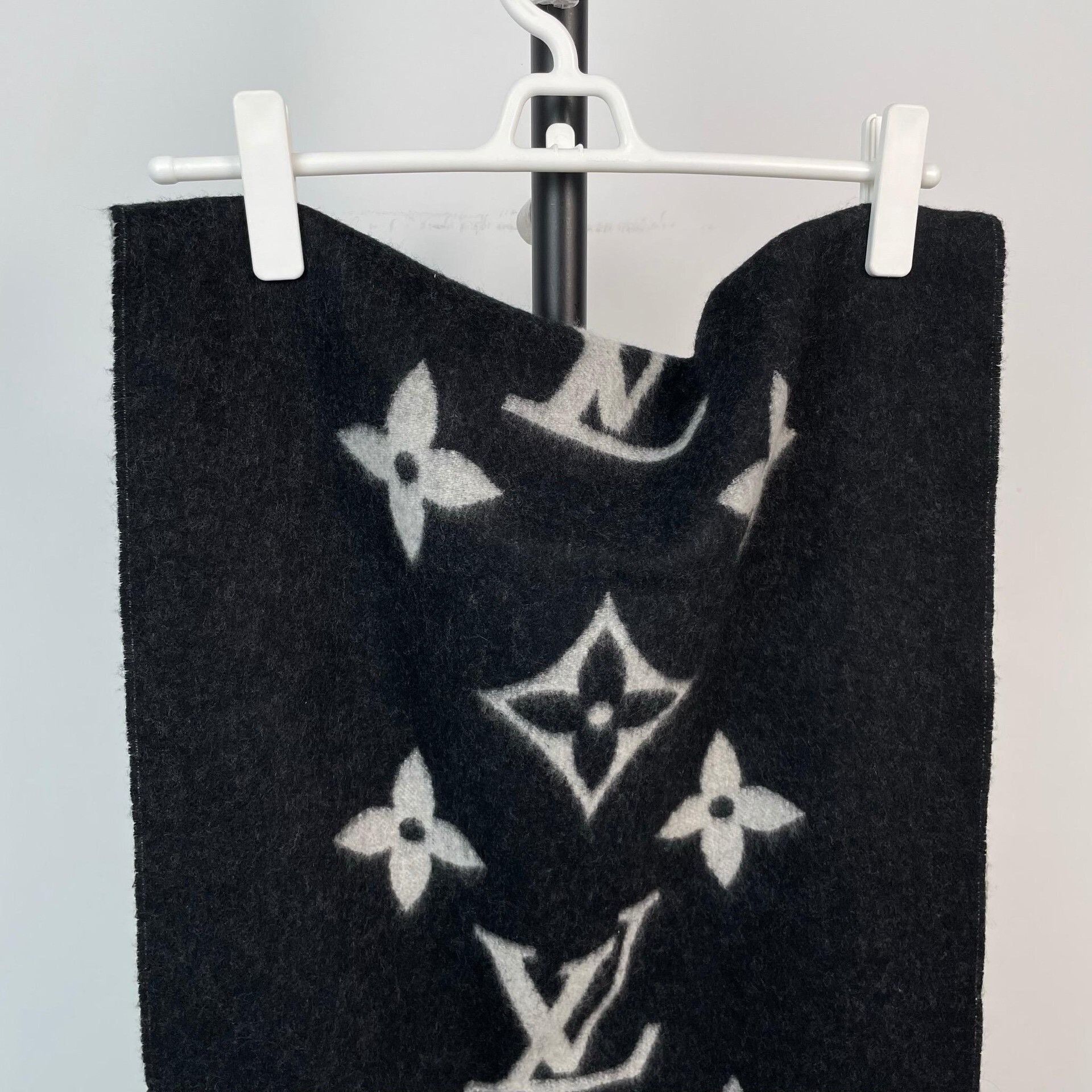 Louis Vuitton Louis Vuitton Gray Scarf S Men Size ONE SIZE - 5 Thumbnail