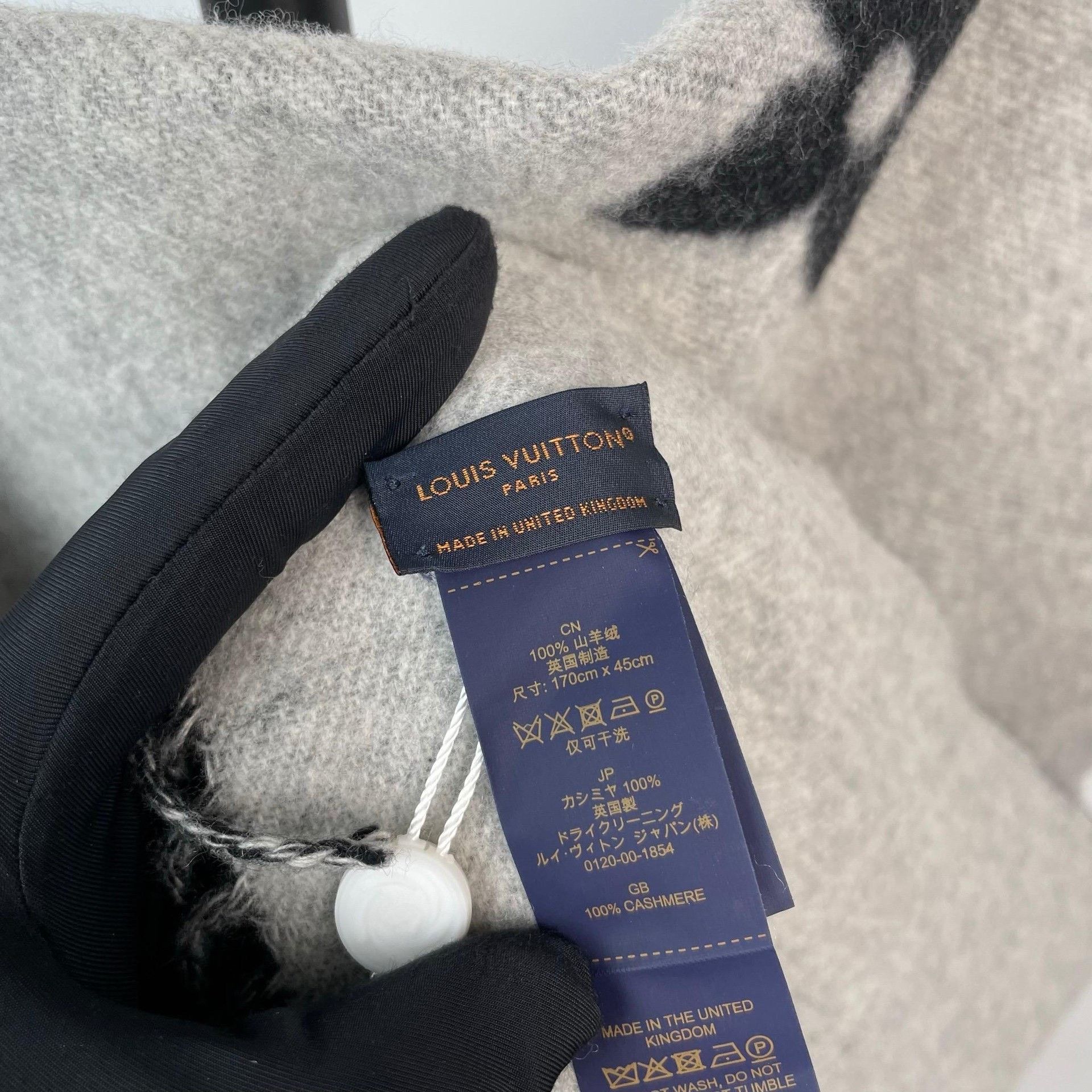 Louis Vuitton Louis Vuitton Gray Scarf S Men Size ONE SIZE - 6 Thumbnail
