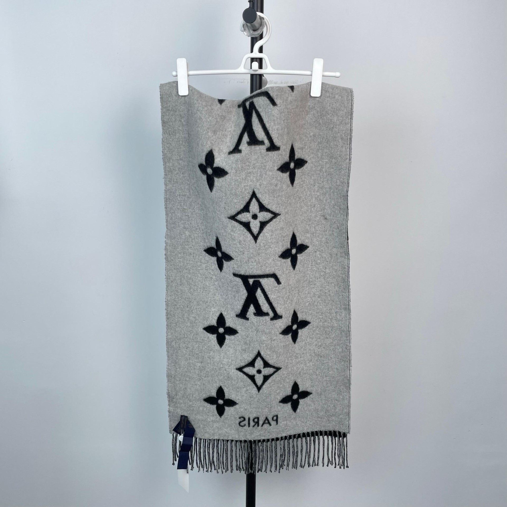 Louis Vuitton Louis Vuitton Gray Scarf S Men Size ONE SIZE - 2 Thumbnail