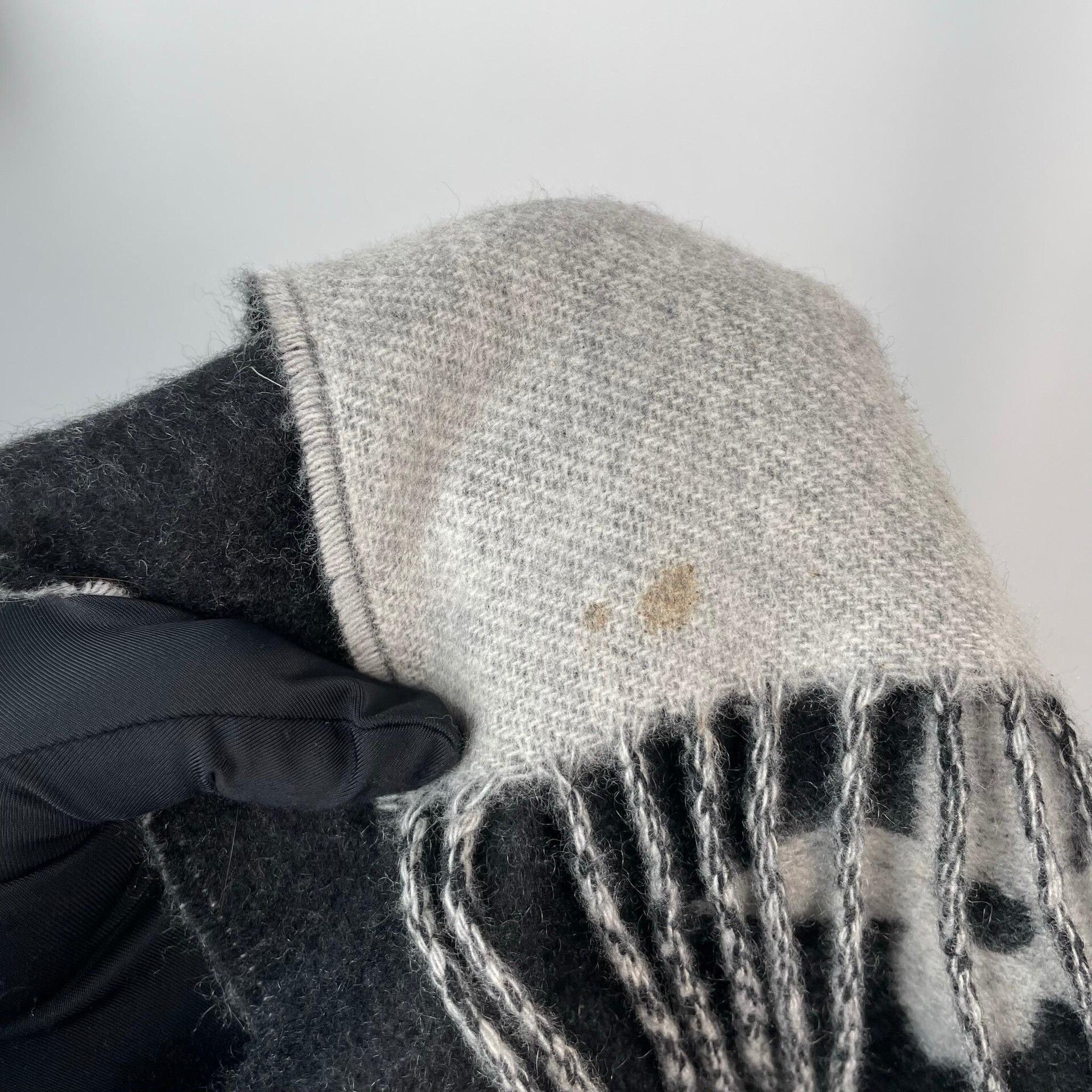 Louis Vuitton Louis Vuitton Gray Scarf S Men Size ONE SIZE - 4 Thumbnail