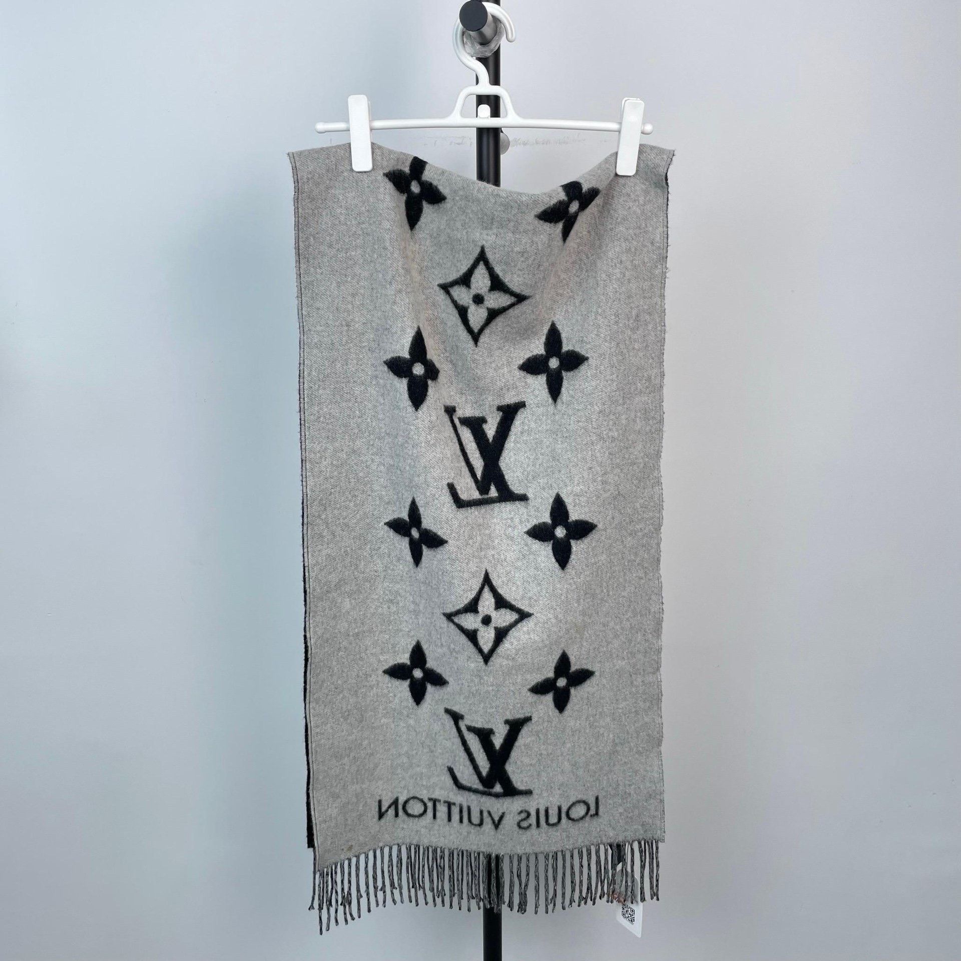 Louis Vuitton Louis Vuitton Gray Scarf S Men Size ONE SIZE - 3 Thumbnail