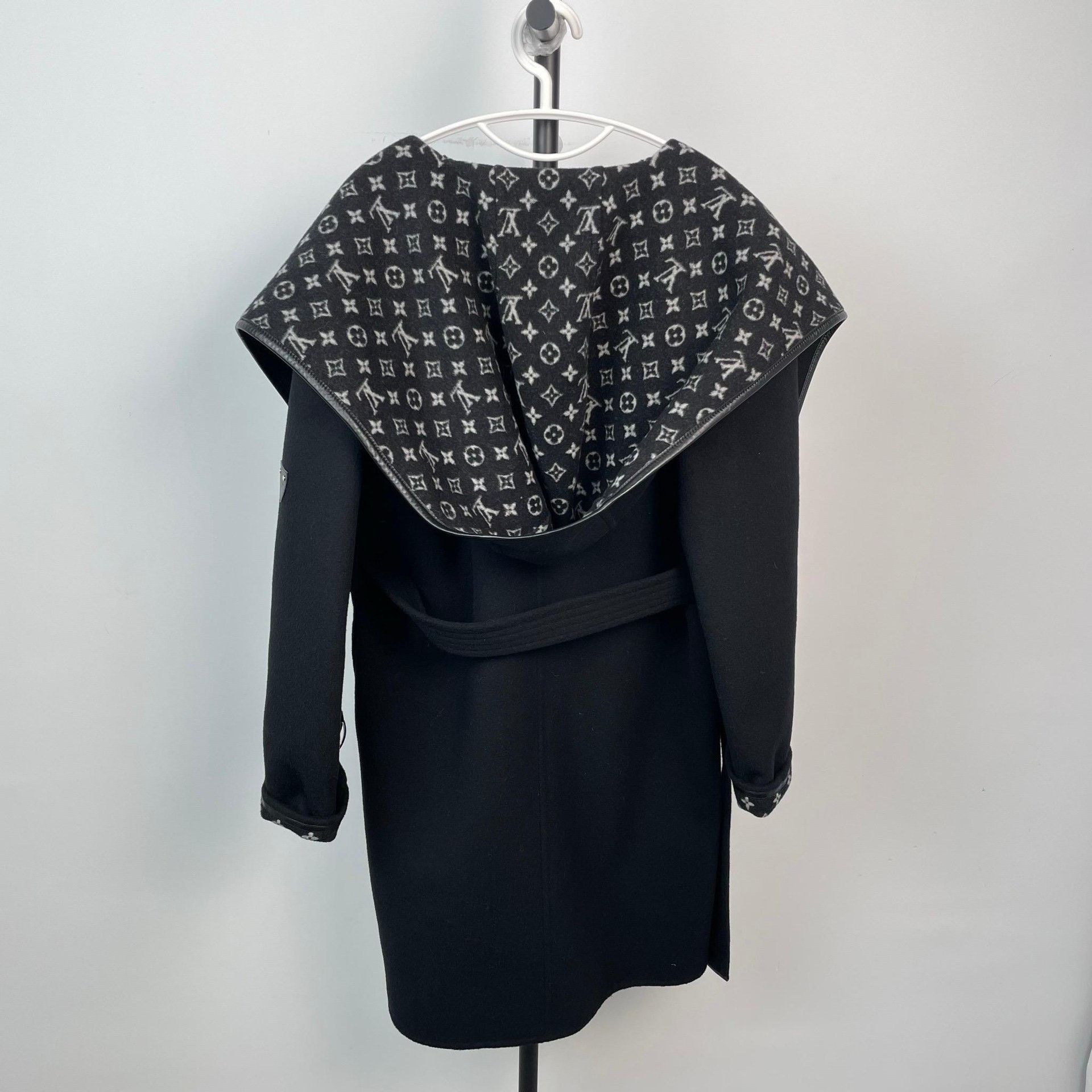 Louis Vuitton Louis Vuitton Black Heavy Coat 35 Men Size US S / EU 44-46 / 1 - 2 Thumbnail