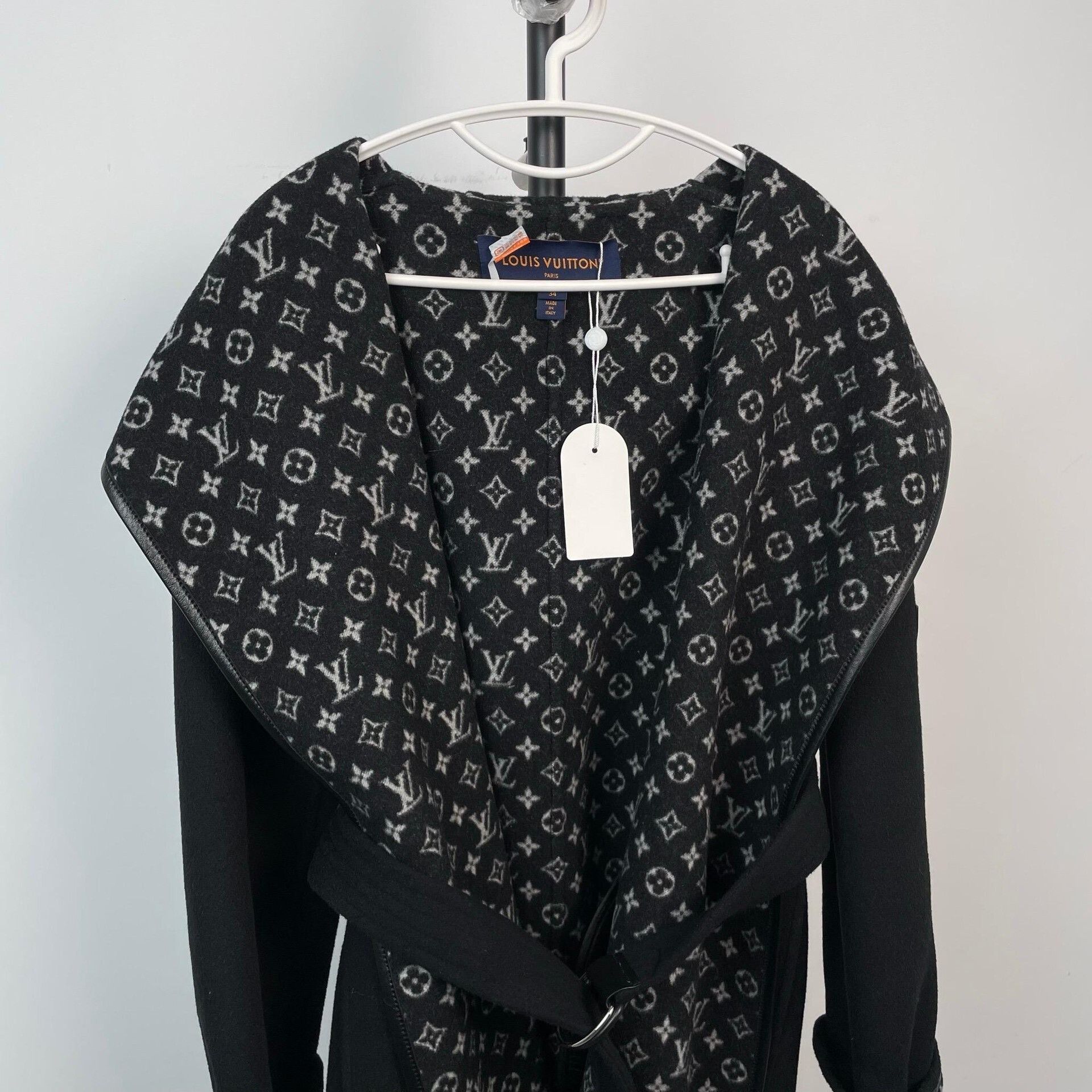 Louis Vuitton Louis Vuitton Black Heavy Coat 35 Men Size US S / EU 44-46 / 1 - 9 Thumbnail
