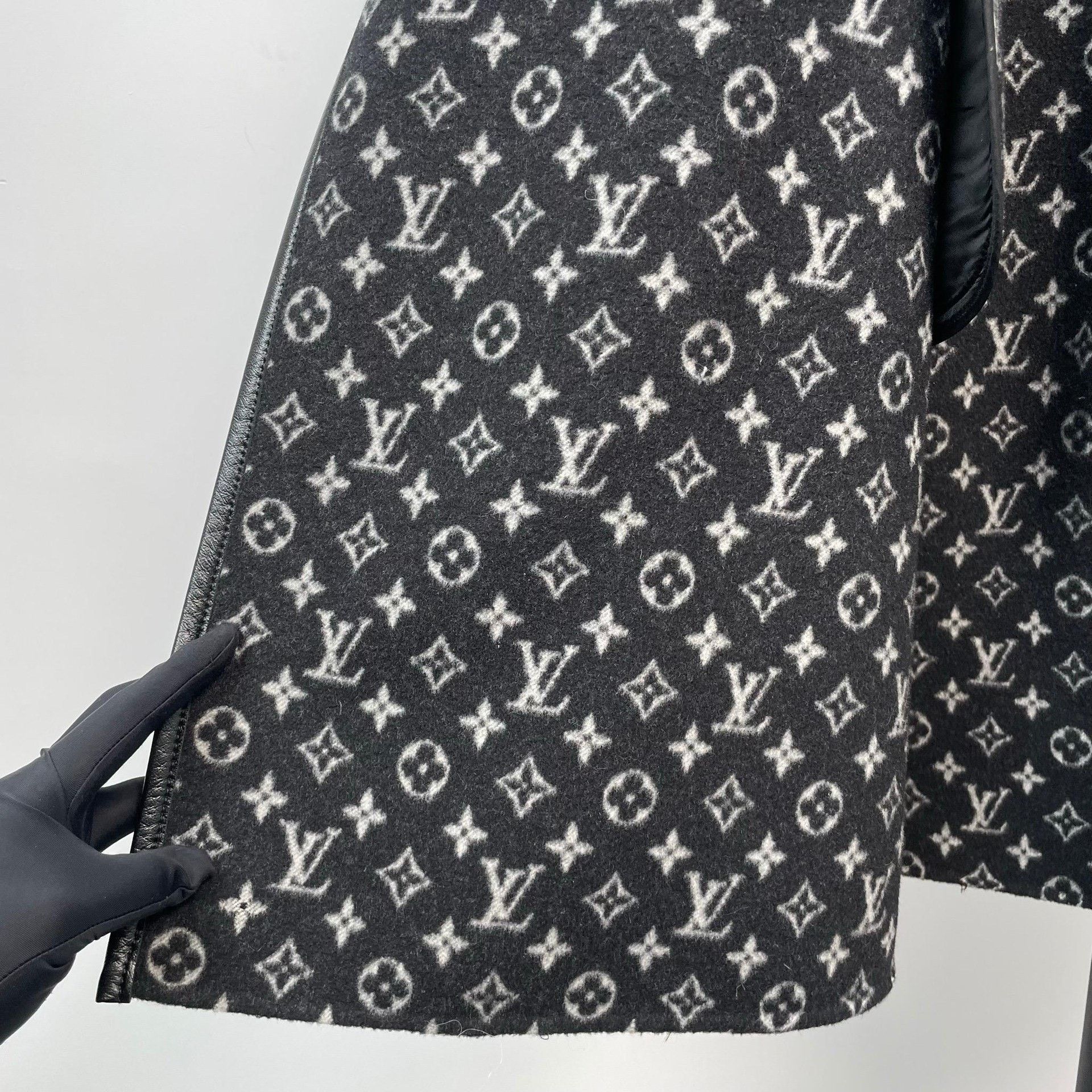 Louis Vuitton Louis Vuitton Black Heavy Coat 35 Men Size US S / EU 44-46 / 1 - 3 Thumbnail