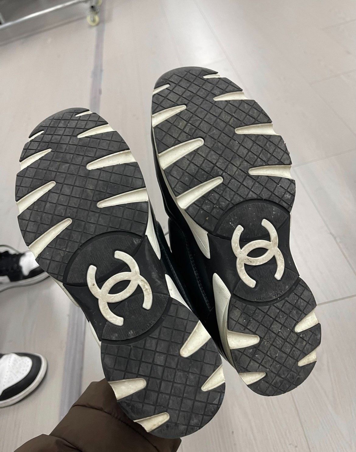 Chanel Chanel Black Lowtop Sneakers 39 Women Size US 8.5 / IT 38.5 - 3 Thumbnail