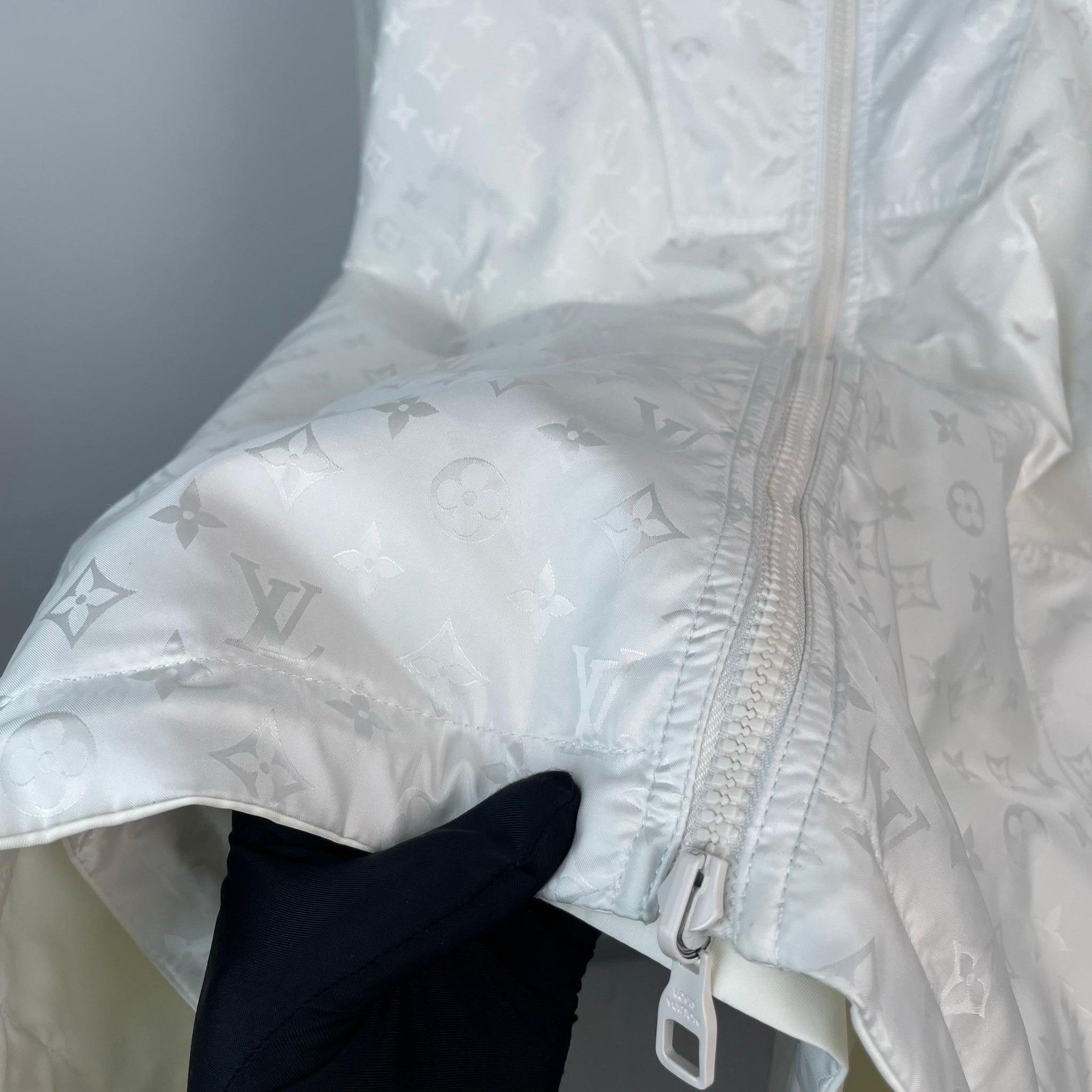 Louis Vuitton Louis Vuitton White Light Jacket M Men Size US M / EU 48-50 / 2 - 2 Thumbnail