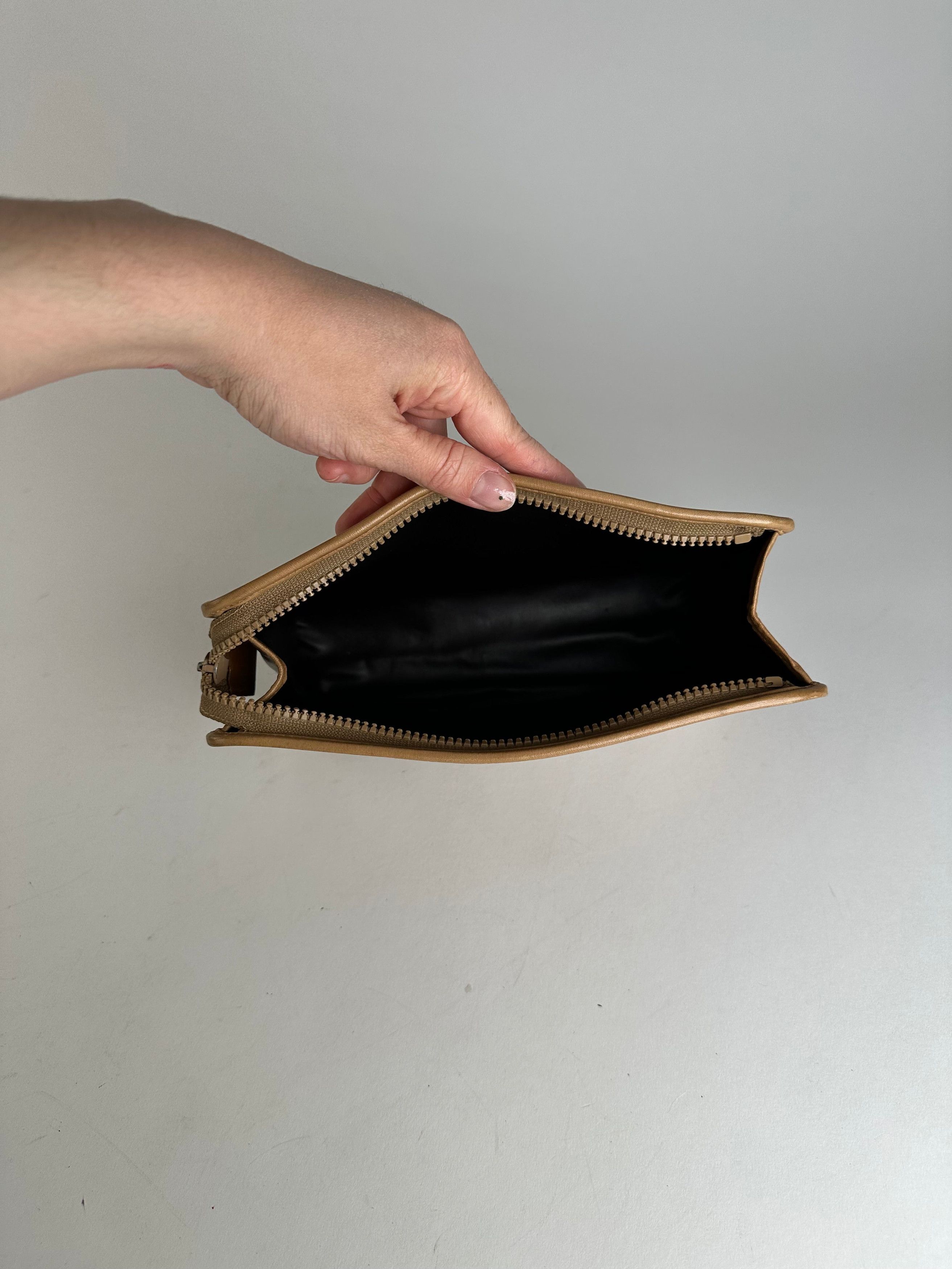 Celine Vintage Paris Triomphe Cariage Logo Leather Clutch Beige Bro Size ONE SIZE - 3 Thumbnail